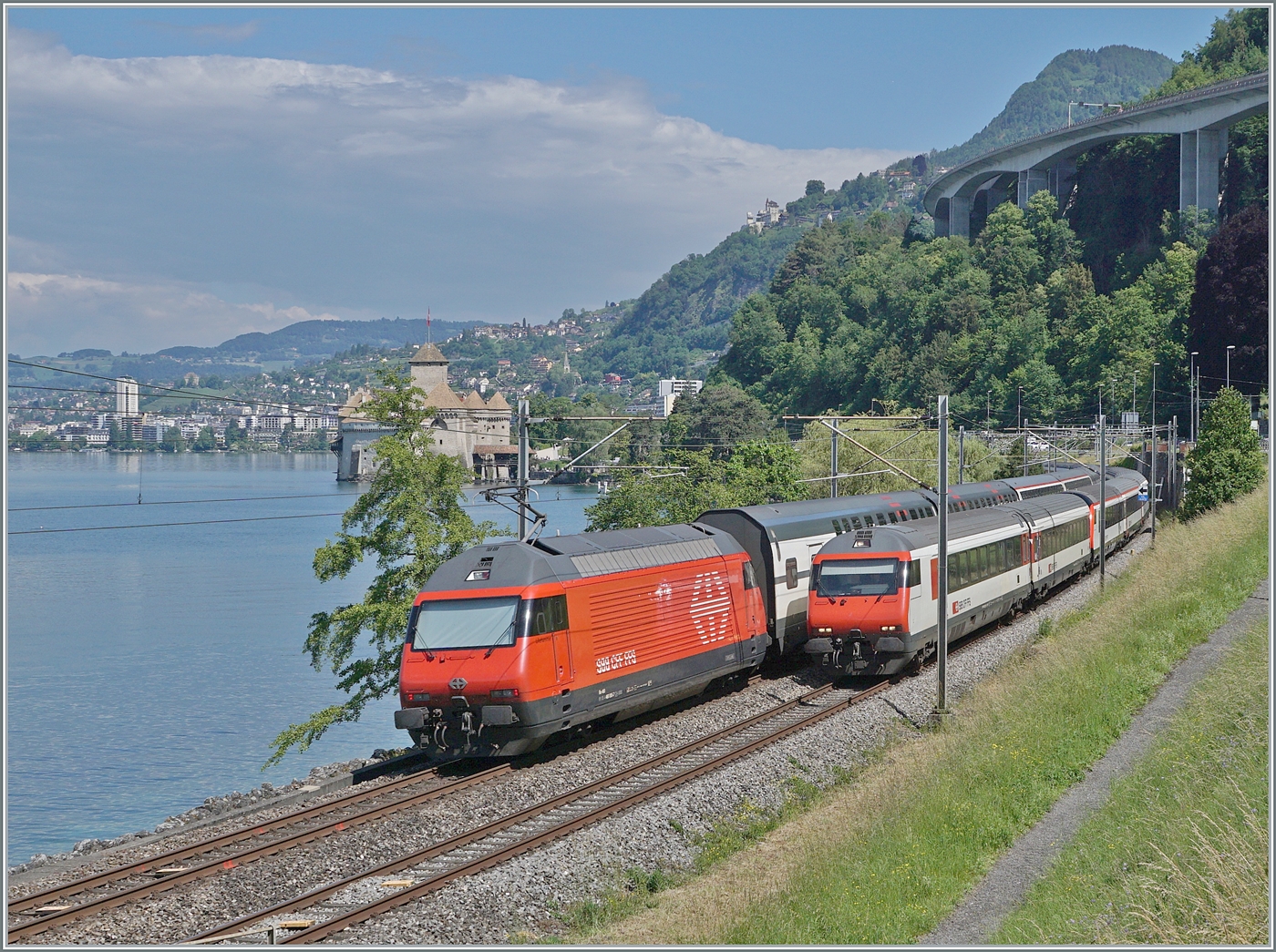 Knapp hat es gepasst: Zwei IR 90 begegnen sich beim Château de Chillon, wobei die SBB Re 460 ihren Zug in Richtung Genève-Aéroport schiebt, während an der Spite des Gegenzuges nach Brig ein Steuerwagen eingereiht ist. 

5. Juni 2024