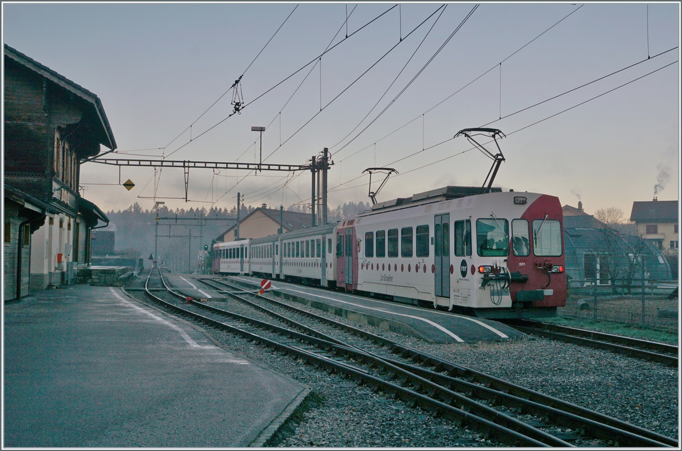 Kurzzeitig verzog sich der Nebel, als ich in Broc Village den nach Bulle ausfahrenden TPF Meterspurzug fotografierte. Gut drei Monate später wurde der Betrieb infolge Umspurarbeiten vorübergehend eingestellt. 26. 

26. November 2020