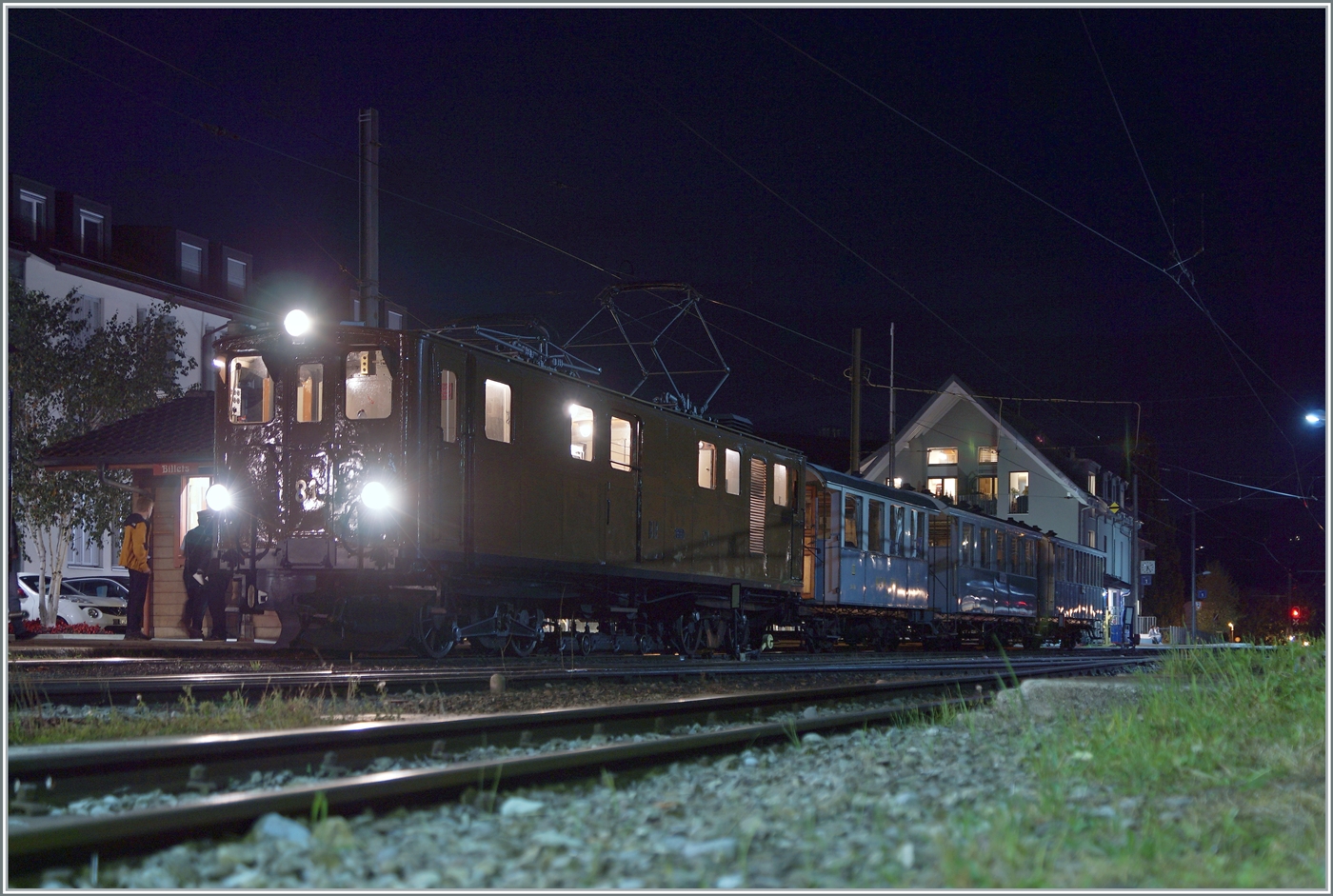  La DER de la Saison!  (Saisonabschlussfeier der Blonay-Chamby Bahn 2022): die Bernina Bahn Ge 4/4 81 mit dem allerletzten Zug der Saison wartet in Blonay auf die Abfahrt.

30. Okt. 2022  