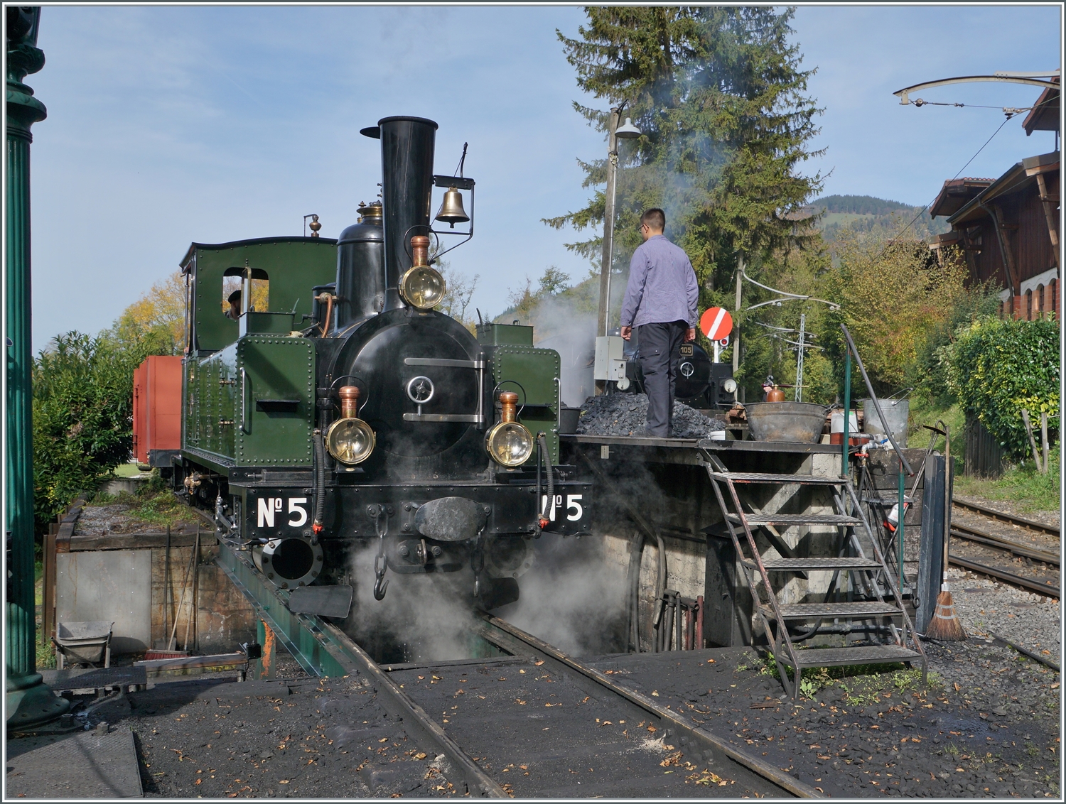 La DER de la Saison! (Saisonabschlussfeier der Blonay-Chamby Bahn 2022) - Es raucht, es dampft, ein herrlicher Saisonausklang. Die LEB G 3/3 N° 5 der Blonay-Chamby Bahn wird in Chaulin mit Kohle und Wasser versorgt.

29. Okt. 2022