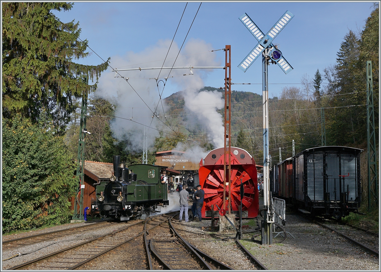 La DER de la Saison! (Saisonabschlussfeier der Blonay-Chamby Bahn 2022) - Die LEB G 3/3 (Baujahr 1890) darf als erste ins  BW  um Kohle und Wasser aufzufüllen. 

29. Okt. 2022