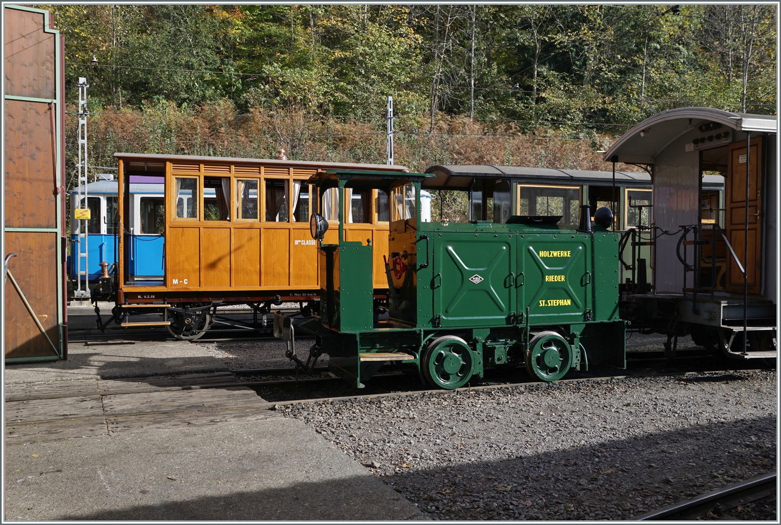  La DER de la Saison!  (Saisonabschlussfeier der Blonay-Chamby Bahn 2022) - Die schön hergerichtete, ziemlich kleine Tm 2/2 N° 1  (Orenstein & Koppel) besorgt in Chaulin das Manöver. 

1941 wurde die Lok für die Bauarbeiten des Lac de Dix Staumauer gekauft, 1950 ans Holzwerk Rieder verkauft (in dessen Zustand sie sich nun zeigt) und 1979 an die MOB weitergereicht. 2006 übernahm die B-C die Lok,
die seit 1996 remistriert war.

30. Oktober 2022  