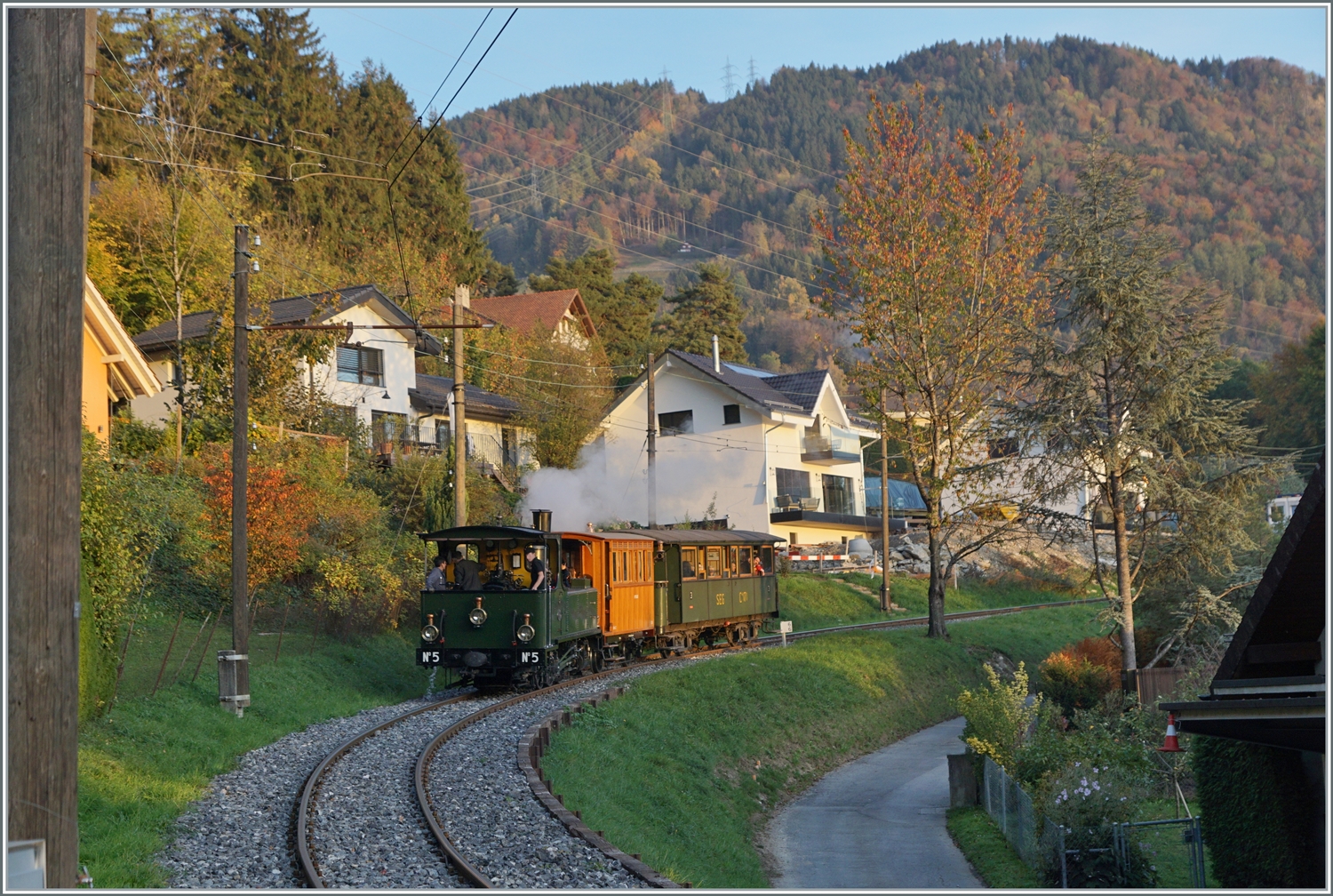  La DER de la Saison!  (Saisonabschlussfeier der Blonay-Chamby Bahn 2022) - im letzten Licht der letzte Dampfzug der Saison mit der LEB G 3/3 N° 5 (1890) kurz vor Blonay. 

30. Oktober 2022