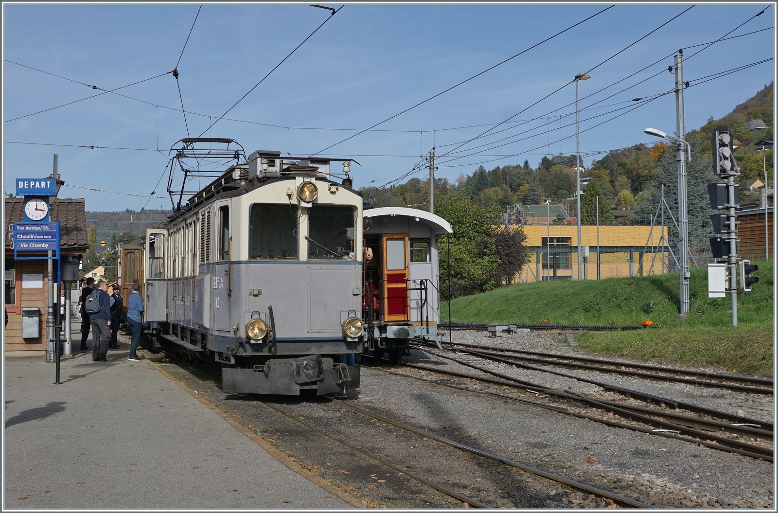  La DER de la Saison!  (Saisonabschlussfeier der Blonay-Chamby Bahn 2022) Der als LLB ABFe 2/4 N° 10 angeschriebene BCFeh 4/4 der Blonay-Chamby Bahn wartet mit einer mit einer stilreinen LLB Garnitur in Blonay auf die Abfahrt in Richtung Chaulin.

29. Oktober 2022