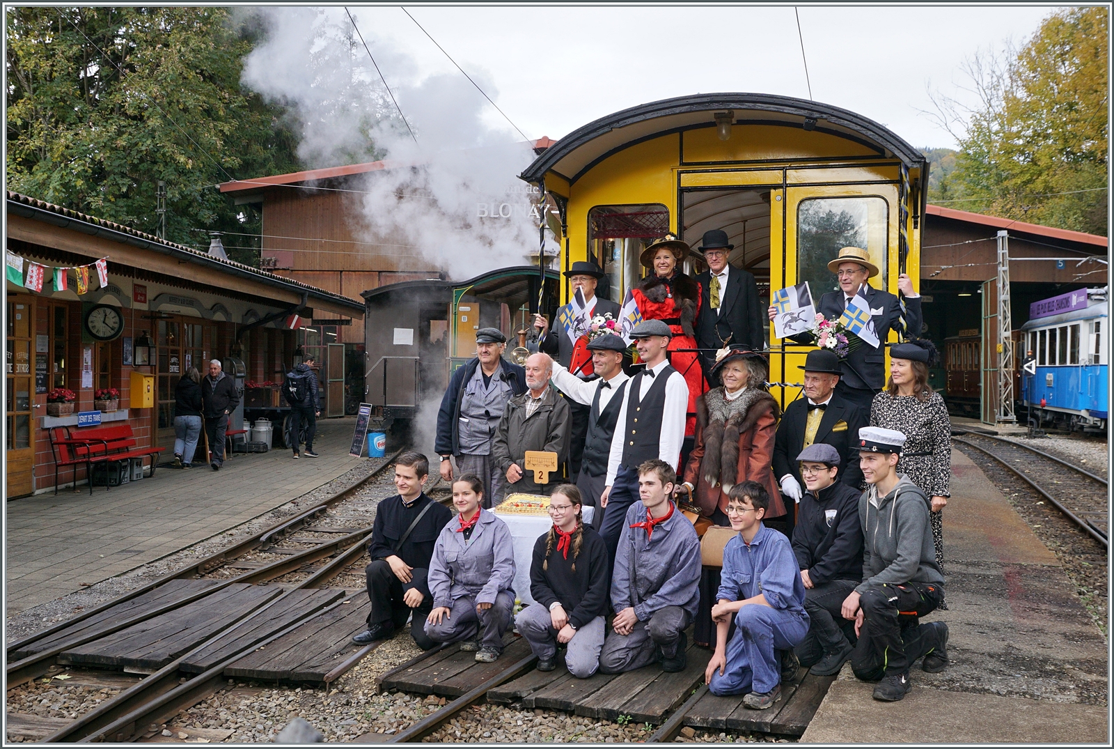 La DER de la Saison 2023 - ein grosses  M E R C i  dem Team der Blonay - Chamby Bahn, nicht nur für die nun zu Ende gehende 55. Saison, sondern für alle der zahlreichen angenehmen Moment bei der BC. 
Das Bild entstand bei der Einweihung des neu renovierten RhB As2 in Chamby.

28. Okt. 2023