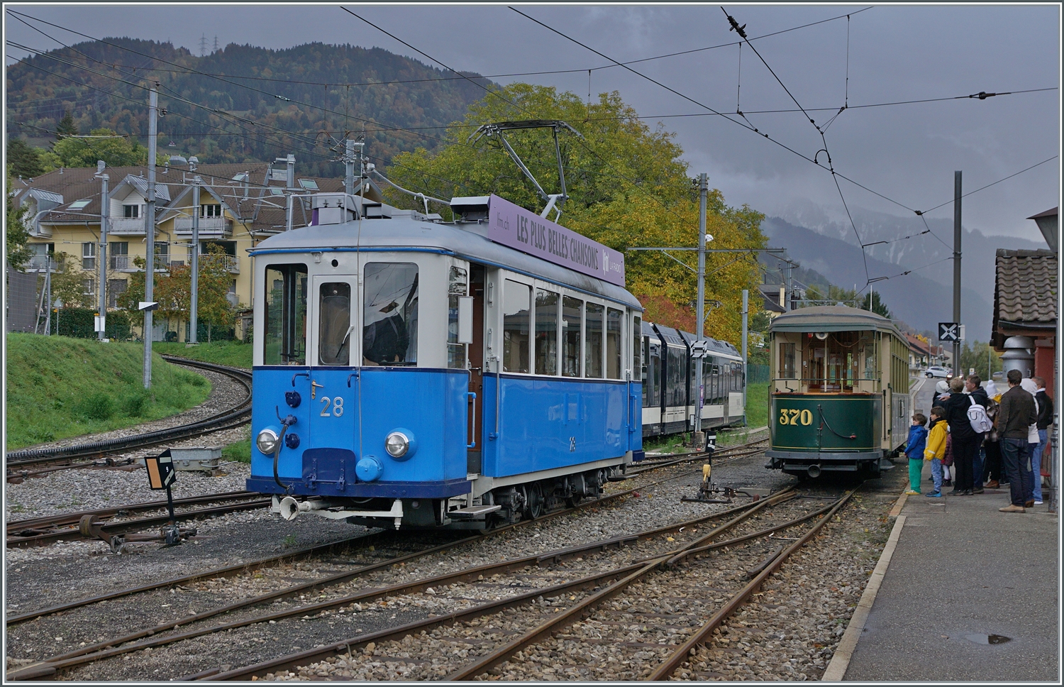  La DER de la Saison 2023 bis!  - Familien ins Museum - eine regionale Aktion, welche Familien Gelegenheit gibt, die örtlichen Musen zu besuchen und da gehört die Blonay-Chamby Museumsbahn natürlich auch dazu, folglich öffnete das Museum in Chaulin am Sonntag den 5. November 2023 seine Türen und setzte für die Anreise einige Züge ab Blonay ein. Im Bild der Ce 2/3 28 der TL nach der Ankunft in Blonay beim Umfahren seines Beiwages.

5. November 2023