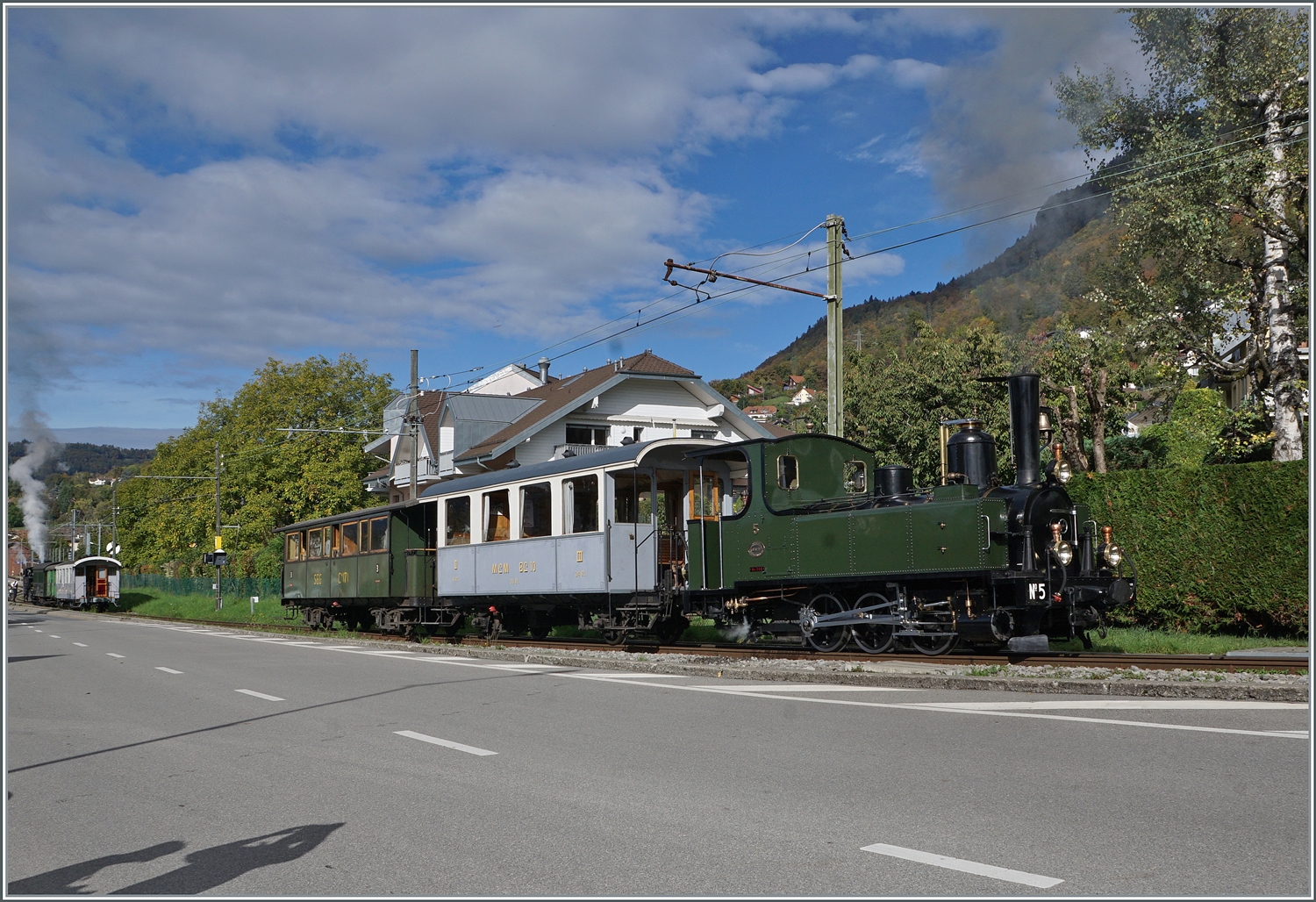  La DER de la Saison 2023  - Damit im Bahnhof von Blonay genug Platz für ein komplexes Manöver frei ist, zog die LEB G 3/3 N° 5 der Blonay-Chamby Bahn mit ihrem Zug gleich bis kurz vor dem Bahnübergang vor und erlaubte so Bilder die sonst in dieser Ruhe nicht zu bekommen sind.

28. Okt. 2023