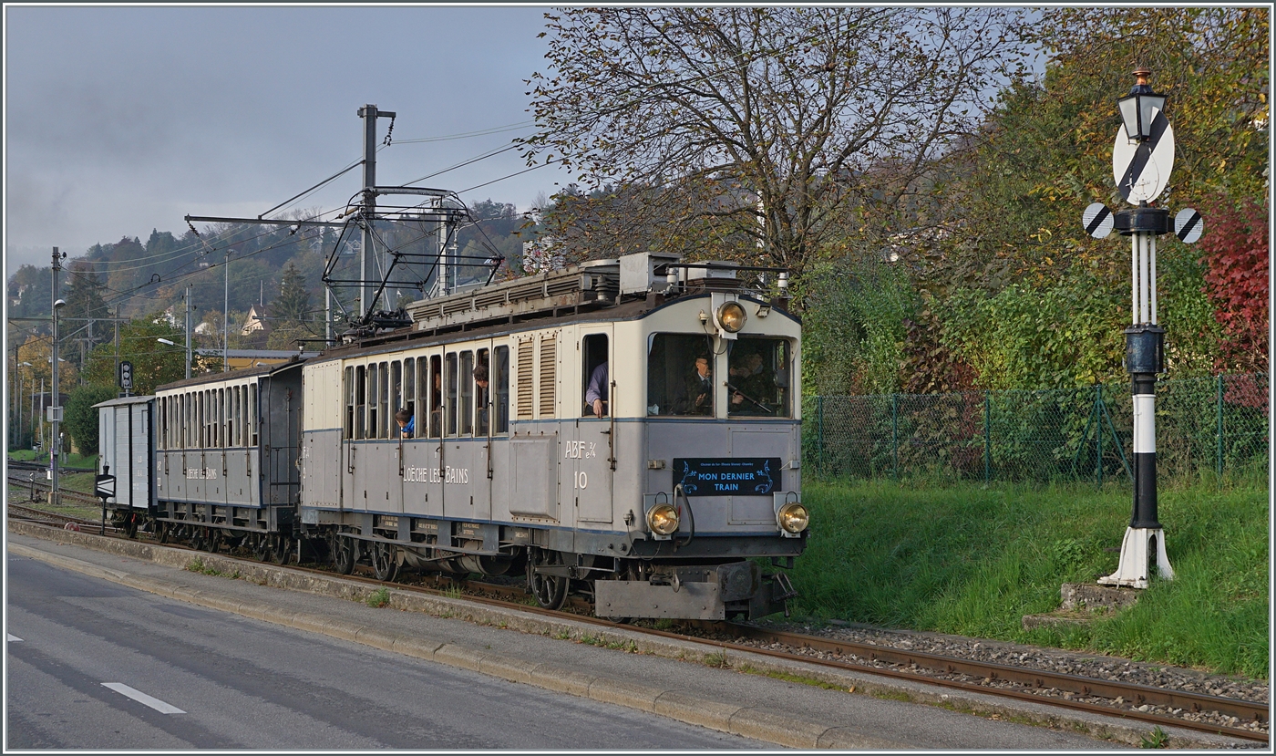 La DER de la Saison 2024!  Mon dernier Train - Mein letzter Zug . Nochmals richtig fein gepfiffen, und dann setzte sich der Zug in Bewegung, passierte das Ausfahrsignal von Blonay und f�hrt nun nach Chaulin. Ein Abschiedsbild mit den wohl eizigsten Sonnenstrahlen des heutigen Tages bei der Abfahrt des LLB ABFe 2/4 10 der Blonay-Chamby Bahn in Blonay. 26. Okt. 2024
