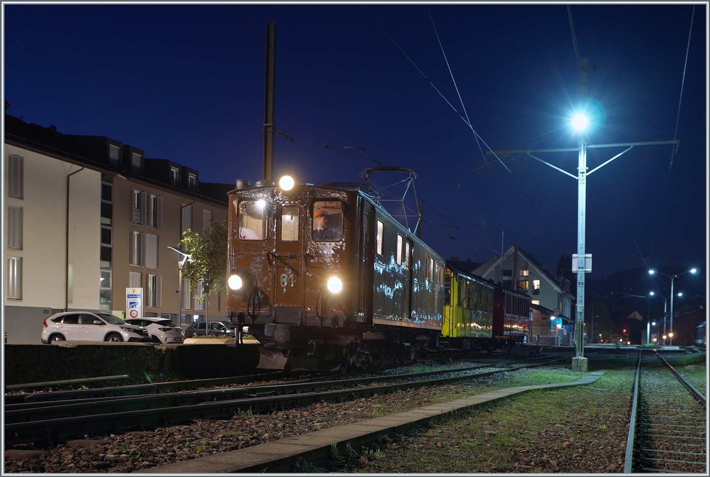 La DER de la Saison 2024 / Das Saison Ende 2024 der Blonay-Chamby Bahn - Der Schluss vom Ende: Dank der Zeit-Umstellung verkehrt der allerletzte Zug der Saison in der blauen Stunde. Die Bernina Bahn RhB Ge 4/4 81 der Blonay Chamby Bahn brachte den letzten Zug nach Blonay und wartet nun mit dem Leermaterialzug auf die Rückfahrt nach Chaulin. Somit ist die Saison 2024 endgültig vorbei - was bleibt sind viele schöne Erinnerungen und Fotos, und natürlich ein grosses Danke-Schön an die freiwilligen Mitarbeiter der Blonay Chamby Bahn für die einmal mehr sehr gelungene Saison!

27. Oktober 2024