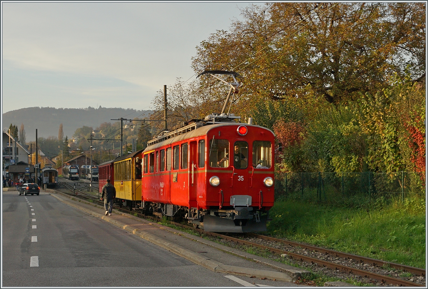 La DER de la Saison / Das Saison Ende der Blonay Chamby Bahn 2024 - Seit einigen Jahren zeigt die Blonay Chamby Bahn zu Saison Ende mit einem etwas verdichteten Fahrplan noch einmal ihrer herrlichen Fahrzeuge im Einsatz. Der RhB Bernina ABe 4/4 35 verlässt Blonay mit dem Riviera Belle Epoque. Der Zug ist auf der Fahrt von Vevey nach Chaulin.

27. Okt. 2024