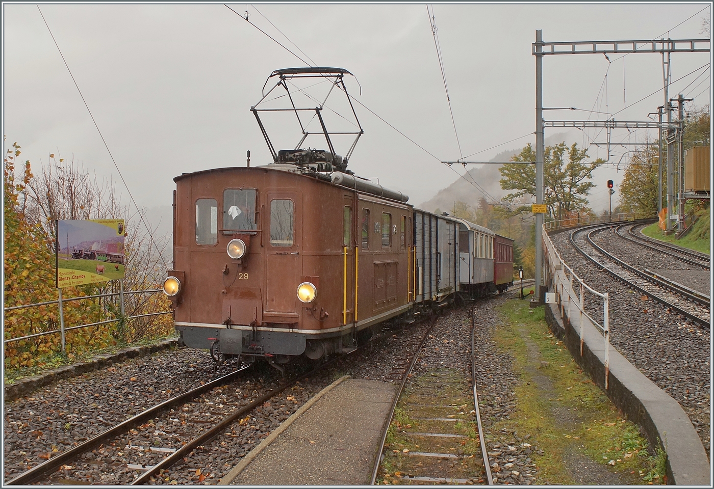 La DER de la Saison / Das Saison Ende der Blonay Chamby Bahn 2025 - Seit einigen Jahren zeigt die Blonay Chamby Bahn zum Saison Ende mit einem verdichteten Fahrplan noch einmal ihre herrlichen Fahrzeuge im Einsatz: Die BOB HGe 3/3 N° 29 der Blonay Chamby Bahn erreicht mit dem Reisezug 2907 von Blonay nach Chaulin den Halt Chamby. 

25. OKt. 2025