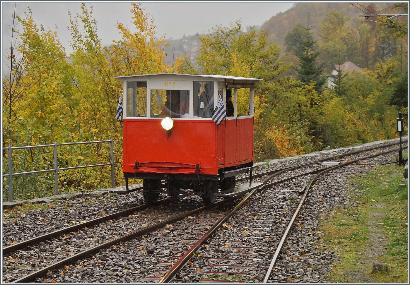 La DER de la Saison / Das Saison Ende der Blonay Chamby Bahn 2025 - Seit einigen Jahren zeigt die Blonay Chamby Bahn zum Saison Ende mit einem verdichteten Fahrplan noch einmal ihre herrlichen Fahrzeuge im Einsatz: der Dm 2/2 N°  Biniou  ist als Zug 3005 in Chamby angekommen und fährt bereits nach Chaulin weiter.

25. Oktober 2025