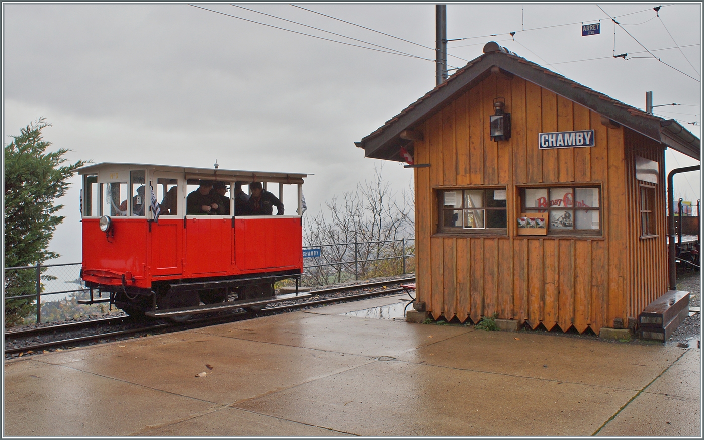 La DER de la Saison / Das Saison Ende der Blonay Chamby Bahn 2025 - Seit einigen Jahren zeigt die Blonay Chamby Bahn zum Saison Ende mit einem verdichteten Fahrplan noch einmal ihre herrlichen Fahrzeuge im Einsatz: der Dm 2/2 N°  Biniou  ist als Zug 3005 in Chamby angekommen und wird nach kurzem Aufenthalt nach Chaulin weiterfahren.

25. Oktober 2025