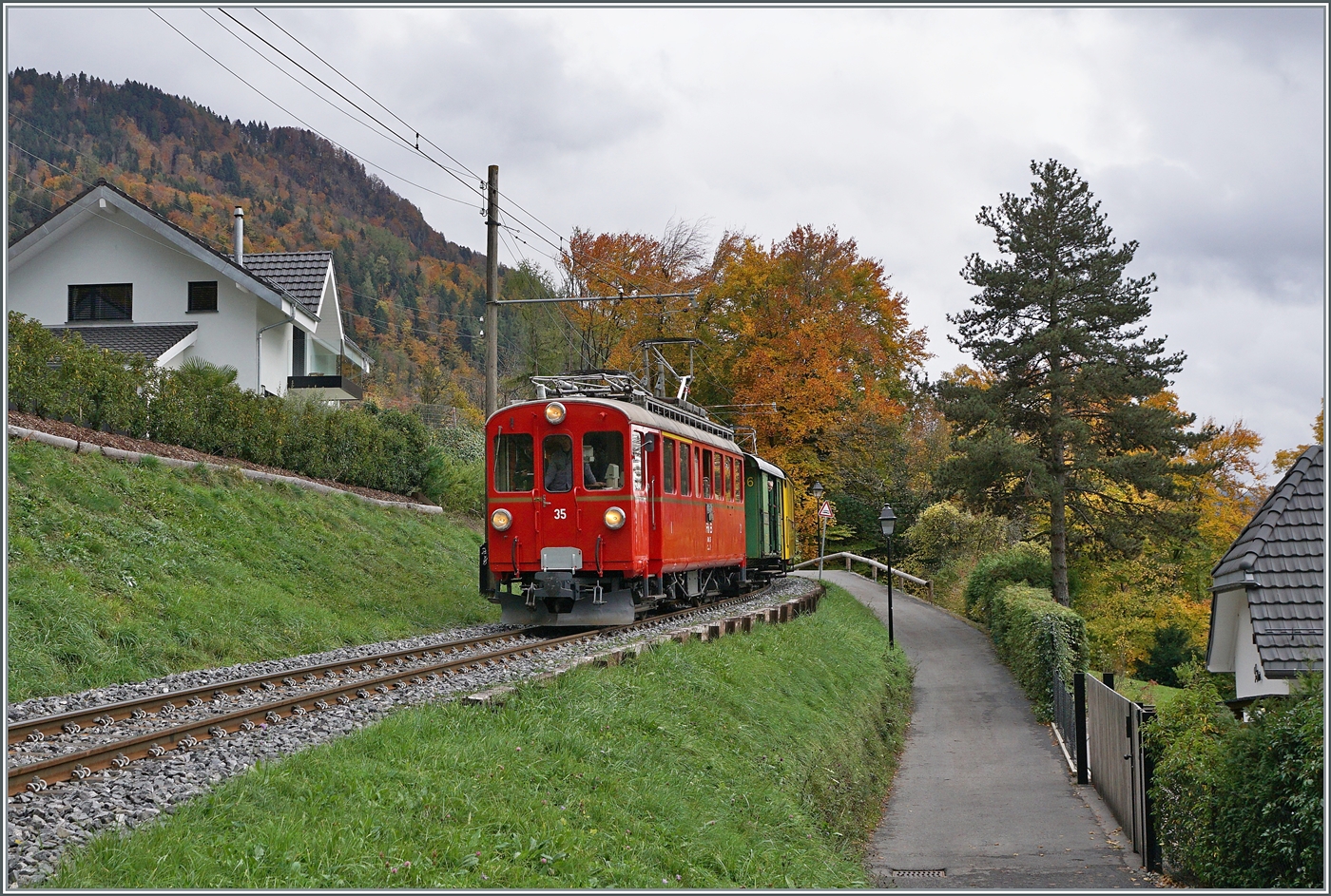 La DER de la Saison / Das Saison Ende der Blonay Chamby Bahn 2025 - Seit einigen Jahren zeigt die Blonay Chamby Bahn zum Saison Ende mit einem verdichteten Fahrplan noch einmal ihre herrlichen Fahrzeuge im Einsatz: Mit dem RhB ABe 4/4 I 35 an der Spitze ist der Riviera Belle Epoque Zuge 358152 kurz vor Blonay auf der Fahrt von Chaulin nach Vevey. 

26. Oktober 2025