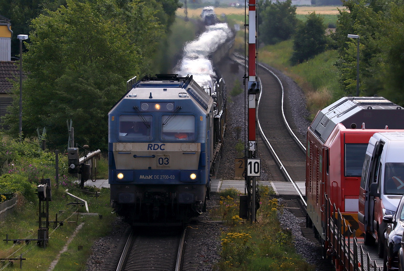 Lautstark kam die RAG 2700-03 mit ihrem AZS nach Westerland durch Klanxbüll gedieselt. 20.07.2025