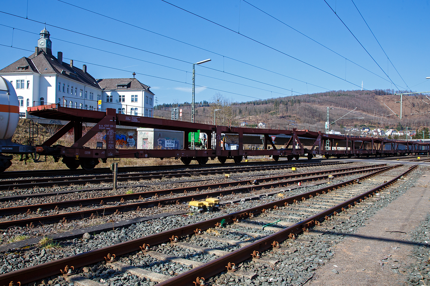 Leere Doppelstock-Autotransportwagen-Einheit 25 80 4367 109-2 D-ATG und weitere, der Gatttung Laaeks 553, der DB Schenker Rail Automotive GmbH (ex DB Schenker ATG) am 24.03.2021 im Zugverband bei der Durchfahrt in Niederschelden.

Die zuverlässigen und robusten Wagen dieser Bauarten wurden für den internationalen Transport von PKW entwickelt.

Zur Be- und Entladung der oberen Ladeebene an Kopframpen können die Wagenenden aus der Transportstellung in die sogenannte Rampenstellung abgesenkt beziehungsweise angehoben werden. Des Weiteren können die Wagenenden der oberen Ladeebene in die Beladestellung angehoben werden. Hierdurch wird die maximale Durchfahrtshöhe für die Be- und Entladung der Fahrzeuge auf der unteren Ladeebene realisiert.

TECHNISCHE DATEN:
Gattung: Laaeks (Bauart 553)
Spurweite: 1.435 mm
Anzahl der Achsen: 4
Länge über Puffer : 27.000 mm
Ladelänge : 26.100 mm (unten) / 26.500 mm (oben)
Ladebreite : 3.000 mm (unten) / 2.910 mm (oben)
Wagenhöhe: 3.400 mm
Höchstgeschwindigkeit: 100 km/h (120 km/h leer)
Eigengewicht: ca. 26.700 kg
Nutzlast: 18,5 t (unten max. 12 t / oben max. 10 t)
Abstand der äußeren Radsätze: 22.300 mm (9.000 / 4.300 / 9.000 mm)
Kleinster befahrb. Gleisbogenhalbmesser: 80 m
Verwendungsfähigkeit: RIV