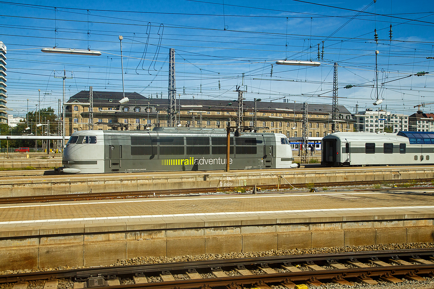 Leider nicht mehr in purpurrot/beige (in der TEE-Lackierung), aber immer noch schnell und stark, die 103 222-6 (91 80 6103 222-6 D-RADVE) der RailAdventure, ex DB 103 222-6, ex DB 750 003-6, ist am 13 September 2022 beim Hauptbahnhof München abgestellt. Rechts steht noch das LUXON DomeCar CH-RADVE 61 85 89-90 003-3 der Gattung SRmz der Rail Adventure, der Aussichtswagen ist der ex DB 10 433 AD4üm-62 für den Fernschnellzug Rheingold (F-Zug), der 1962 von Wegmann & Co. in Kassel gebaut wurde. Ab 1966 DB 10 533 AD4ümh 101und später DB 61 80 88-80 003-8 ADmh 101.

Die 103.1 (lange Ausführung mit Pufferverkleidung) wurde 1973 bei Krauss-Maffei AG in München unter der Fabriknummer 19635 gebaut, der Elektrische Teil ist von Siemens. Als 103 222-6 fuhr sie bis 1989 bei der DB (Deutsche Bundesbahn), bis dahin hatte sie eine Höchstgeschwindigkeit von 200 km/h. Im September 1989 wurde die 103 222-6 mit Getriebe sowie den Schnellfahrdrehgestellen der ursprünglich für 250 km/h zugelassenen 103 118-6 ausgerüstet und zu Versuchszwecken für eine Höchstgeschwindigkeit von 280 km/h zugelassen. Gleichzeitig wurde sie nach dem Umbau wegen des experimentellen Charakters in 750 003-6 als Bahndienstfahrzeug umgezeichnet. Seit Ende Mai 2005 wird die Lokomotive wieder als 103 222-6 bezeichnet, ist aber nach wie vor betriebsfähig und ebenfalls noch immer bis 280 km/h zugelassen. Die 103 222 wurde 2014 für 551 000 € an die Firma Railadventure versteigert. Im selben Jahr erhielt die Maschine erneut eine Hauptuntersuchung mit Neulackierung im Corporate Design von Rail Adventure im Werk Dessau.