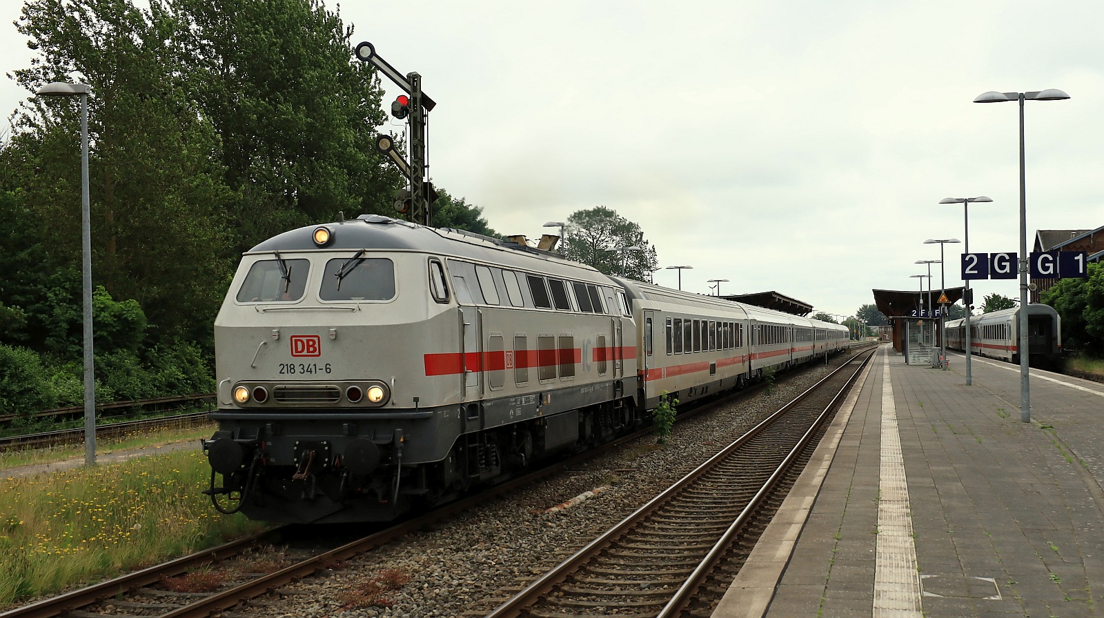 Mit dem �blichen Sound dieselte 218 341 dann mit dem IC 2074 Nieb�ll Richtung Westerland. 03.06.2024