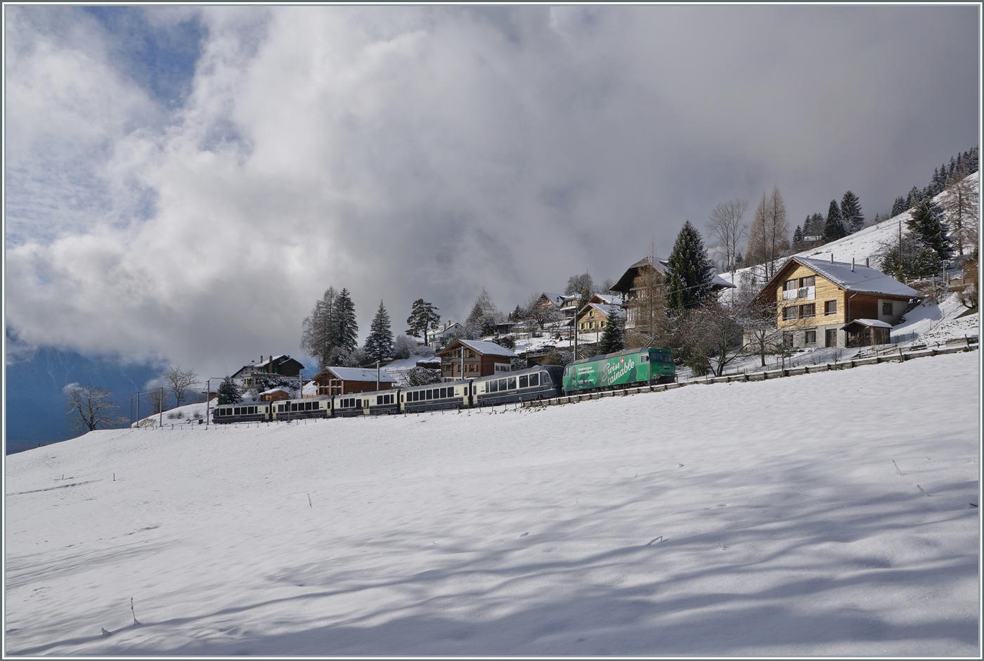 Mit einer Wendezeit von nur 6 Minuten in Montreux wird die gleiche Komposition des GoldenPass Express auf für die Rückfahrt als GPX 4074 genutzt. So konnte bei Les Avants erneut die MOB Ge 4/4 8004  Tainable  mit ihrem GPX nach Interlaken Ost festgehalten werden, wobei die Schmalspurlok in Zweisimmen durch eine BLS RE 465 abgelöst werden wird.

3. Jan. 2025 

