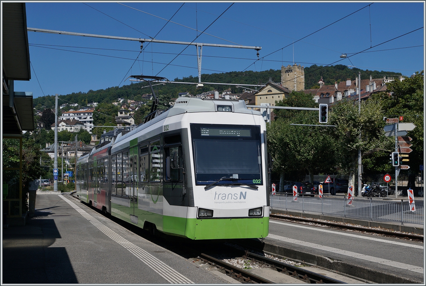 Nach einer kurzen Wendezeit verl�sst der TransN Be 4/8 32 als Regionalzug R 15 Neuch�tel Place Pury Littorail in Richtung Boudry.

7. August 2025