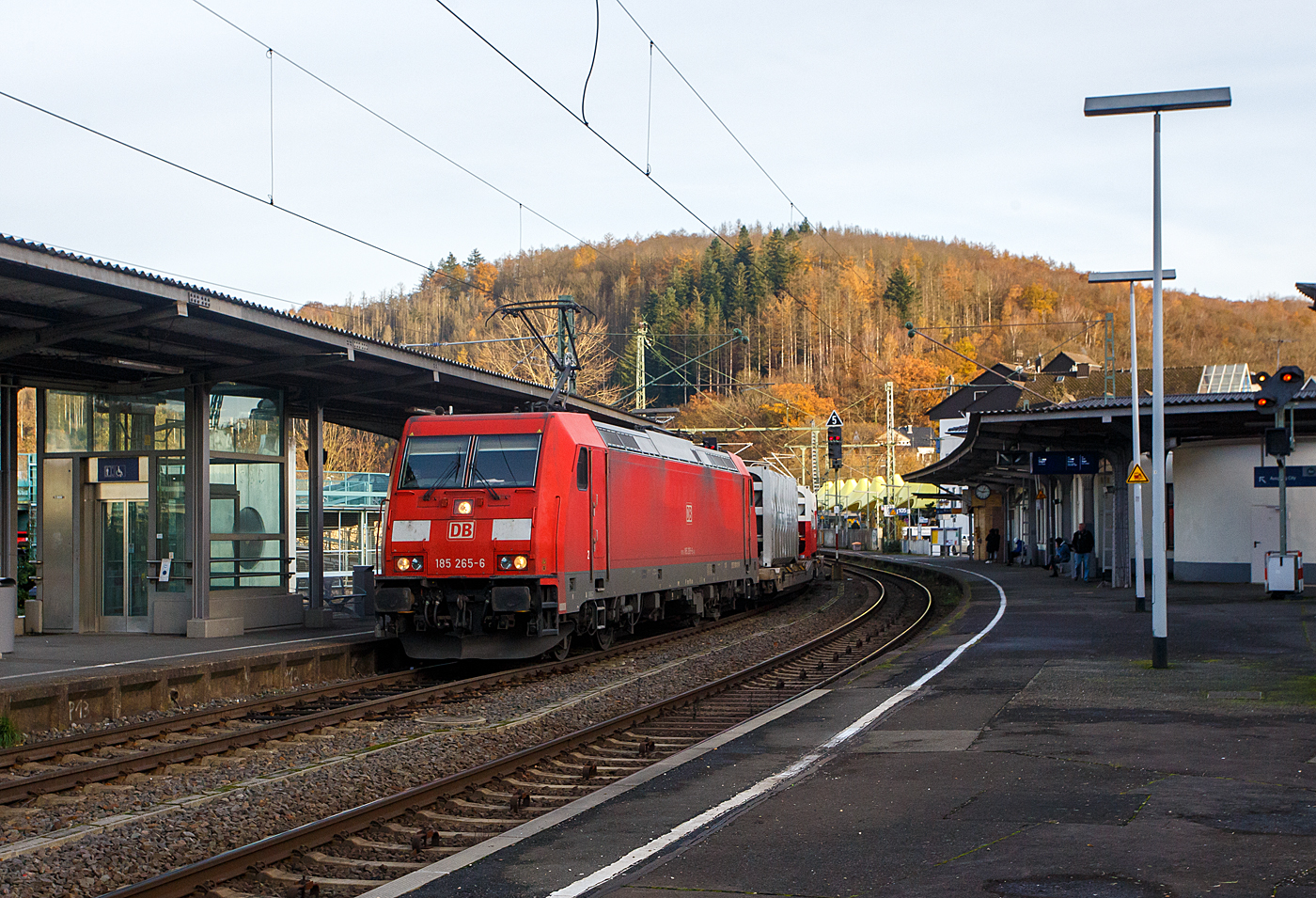 Nach langer Enthaltsamkeit konnte ich am 22 November 2023 endlich mal wieder Güterzüge auf den Siegstrecke ablichten, hier fährt die 185 265-6 (91 80 6185 265-6 D-DB) der DB Cargo mit einem mit einem KLV-Zug durch Betzdorf (Sieg) in Richtung Köln.

Die TRAXX F140 AC2 wurde 2006 von der Bombardier Transportation GmbH in Kassel unter der Fabriknummer 34117 gebaut.  