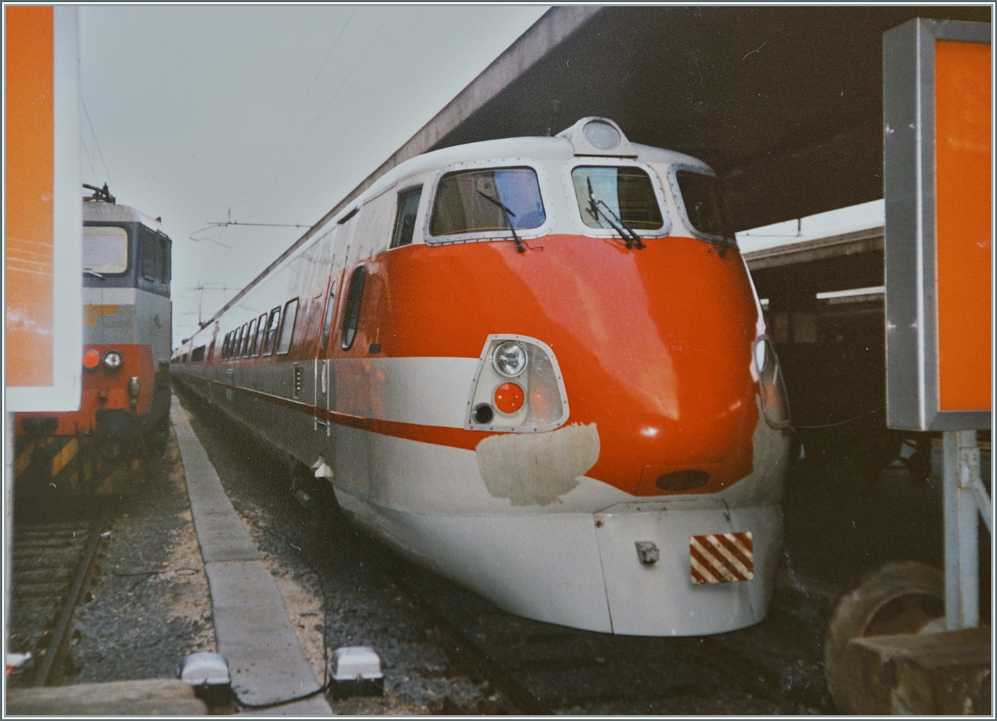 Noch ein weiteres (und letztes) Bild des ETR 450 aus meinem Archiv: Der ETR 450 001 wartet in Roma Termini auf die Abfahrt nach Milano. Die damals beachtlich kurze Reisezeit des Erste Klasse Zuges betrug nur vier Stunden! (Heute dauert die Reise danke den Schnellfahrstrecken 2 h 59min) 

Analogbild vom Juni 1991  