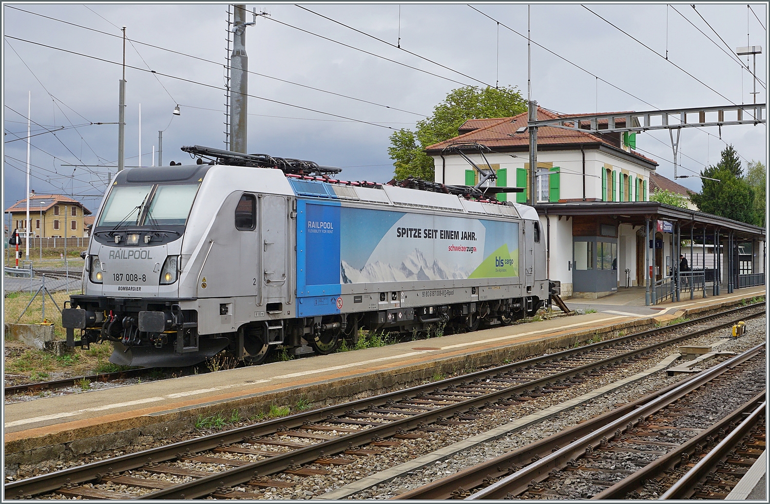 Noch einmal aus einem bessern Winkel die an die BLS vermietete RailPool 187 008-8, die in Chavornay auf ihre Güterlast wartet. 

15. August 2022