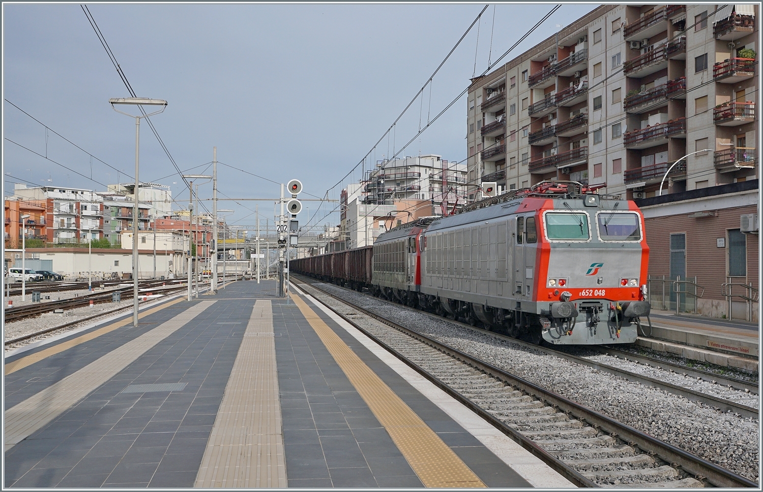 Noch einmal die E 625 048, deren frisch gestrichen Front ich von bereits vorhandenem Graffiti befreit: Die FS Mercitalia E 652 048 und eine weitere fahren mit einem Güterzug aus vierachsigen offenen Güterwagen durch den Bahnhof von Barletta in Richtung Süden. 

25. April 2023