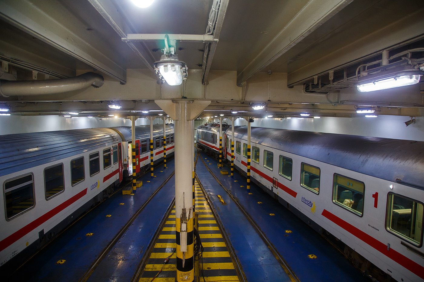 Noch sind die IC´s von Roma Termini via Napoli Centrale auf der Stra�e von Messina und somit auf der Eisenbahnf�hre „SCILLA“ der RFI Rete Ferroviaria Italiana (zur Gruppe der Ferrovie dello Stato Italiane, aber bald erreichen wir am 16.07.2022 Messina Centrale auf Sizilien. 

Nach dem Anlegen in Messina werden dann die Z�ge von einer dieselelektrischen Rangierlokomotive D.145.2 vom Schiff in den Bahnhof Messina Centrale gezogen und nach einem kurzen Aufenthalt, fahren dann die IC´s, gef�hrt von einer E.464, weiter in Richtung Palermo bzw. Syrakus (Siracusa).

F�r uns war die �berfahrt auf der Stra�e von Messina die Reise wert. Wir hatten die Fahrt von Napoli Centrale nach Catania f�r 16,90 �/Pers. gebucht. Die Seefahrt/�berfahrt ist im Bahnticket eingeschlossen, geh�rt ja auch zur Eisenbahnstrecke.
