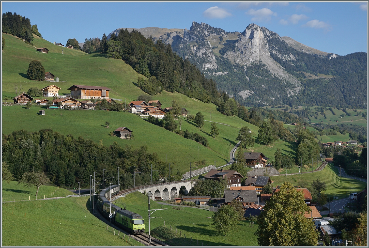Nocheinmal der GoldenPass Express GPX 4064 von Montreux nach Interlaken Ost, nun durch den  Interface  Wagen und die BLS Re 465 014 erg�nzt, w�hrend die MOB Ge 4/4 8001 in Zweisimmen f�r die R�ckleistung nach Montreux auf den Gegenzug wartet. 
Das Bild entstand bei Garstatt. 

29. Sept. 2023