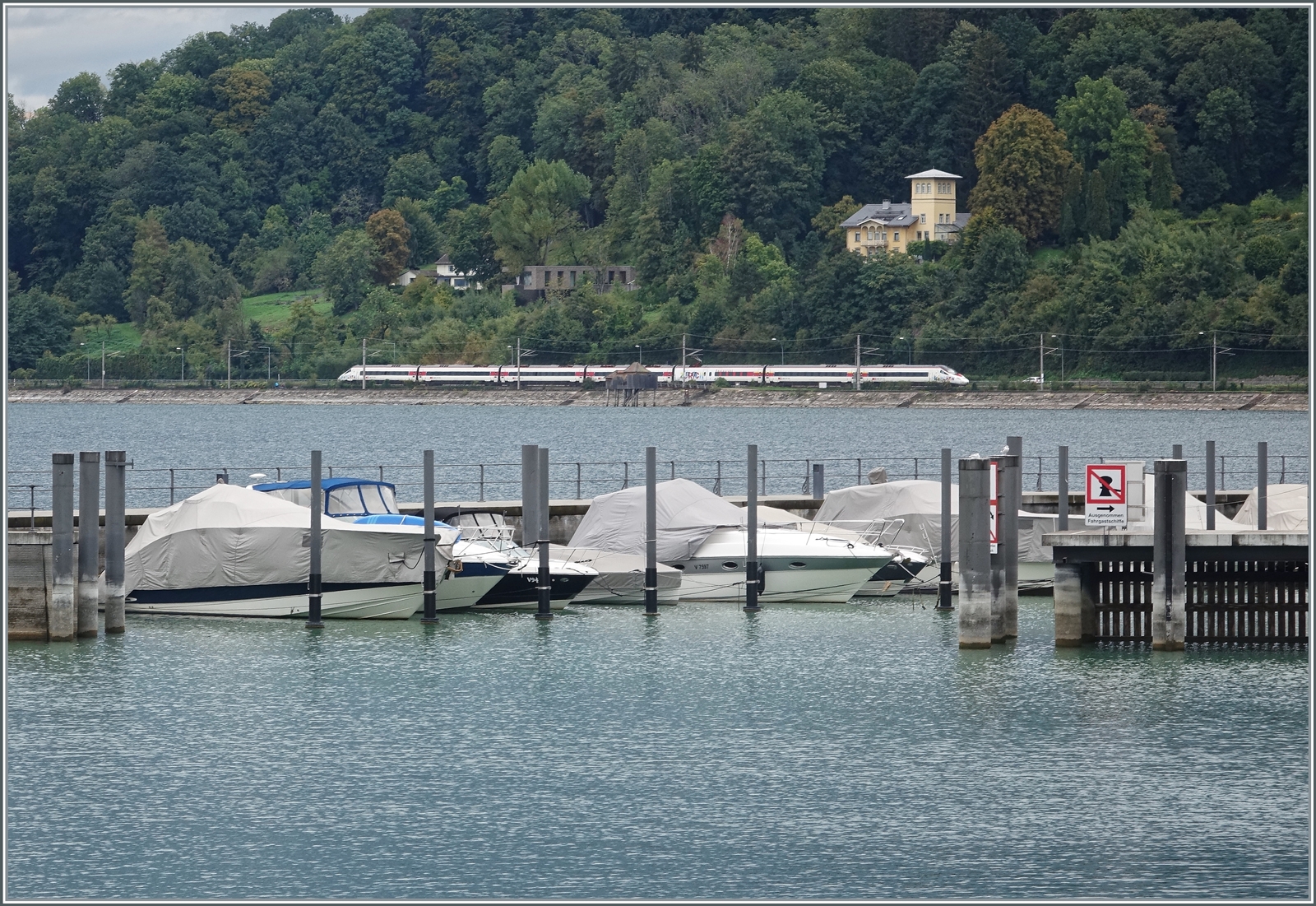 Nochmals der RABe 503 018 auf der Fahrt nach München, diesmal kurz nach der Abfahrt in Bregenz. Das Bild entstand auf dem Motoschiff Austria, dass uns von Bregenz nach Konstanz frachte im Hafen von Bregenz. 

15. August 2022