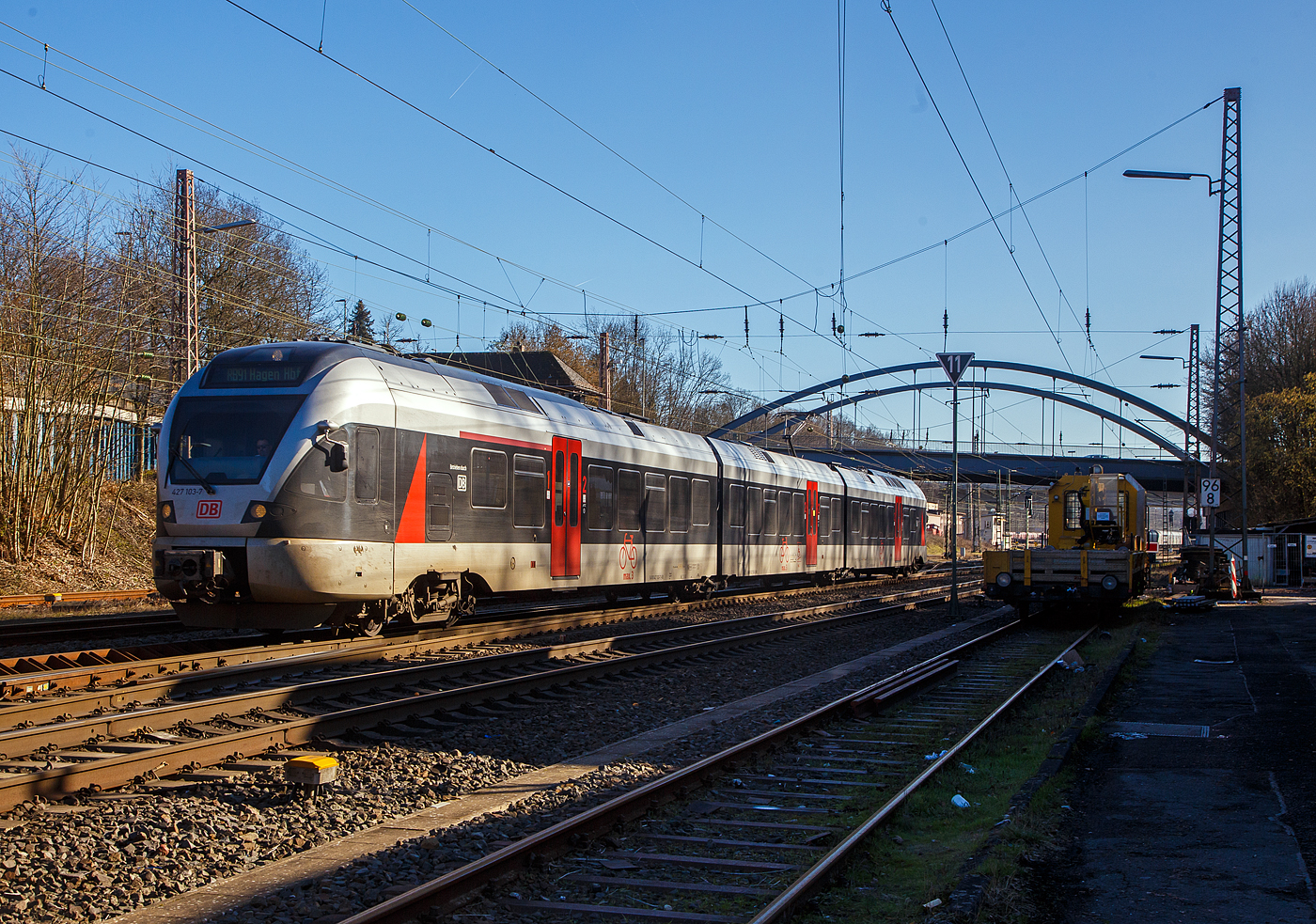 Nun mit DB-Logo....
Der für die DB Regio NRW fahrende 3-teilige Stadler FLIRT – 427 103-7 (94 80 0427 103-7 D-DB / 94 80 0827 103-3 D-DB / 94 80 0427 603-6 D-DB) erreicht am 13.02.2023, als RB 91  Ruhr-Sieg-Bahn  (Siegen - Hagen), bald den Bahnhof Kreuztal. 

Der FLIRT ist der ex ET 232104  Hagen , ex ET 23004, Abellio Rail NRW GmbH, nach deren Insolvenz übernahm, zum 01.02.2022, die DB Regio NRW das Ruhr-Sieg-Netz (RE 16 und RB 91) und auch die Stadler FLIRT dieser Linie. Wobei die Triebzüge der CBRail Leasing s.à.r.l. (Luxembourg) gehören und nun weiter von der DB Regio geleast sind.

Der Triebzug wurde 2007 von Stadler Pankow GmbH in Berlin unter den Fabriknummer 37667 gebaut.
