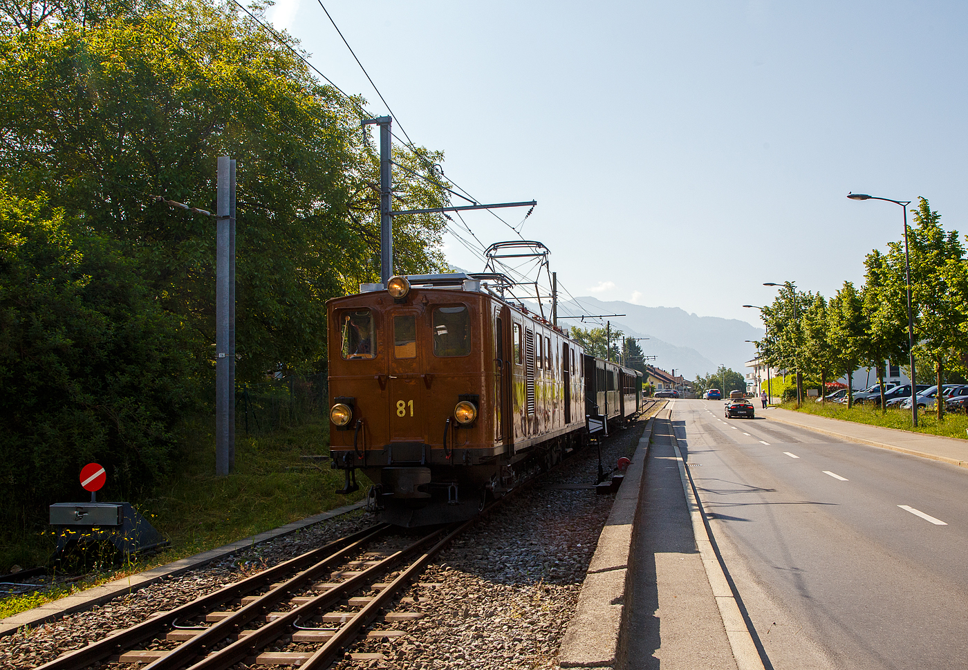 Pfingsten 2023 (Samstag 27. bis Montag 29. Mai 2023) fand bei der Museumsbahn Blonay–Chamby das Schweizer Dampffestival 2023 / Festival suisse de la Vapeur 2023 statt.

Die grandiose ehemalige Berninabahn BB Ge 4/4 81 der Museumsbahn Blonay–Chamby, ex RhB Ge 4/4 181, ex BB Ge 4/4 81, ex BB Ge 6/6 81, erreicht am 27. 05.2023 mit dem ersten Zug des Tages den Bahnhof Blonay. Eigentlich da die Lokomotive ein kleines Gep�ckabteil und sechs Achsen besitzt, m�sste sie als Triebwagen De 4/6 bzw. Fe 4/6 (ex Fe 6/8) klassifiziert sein, aber die Berninabahn und sp�ter die RhB wollten sie als Lokomotive und nicht als Triebwagen klassifizieren.

Die Ge 4/4 81war urspr�nglich eine sechsachsige Elektrolokomotive (Ge 6/6) der ehemaligen Berninabahn (BB), welche 1943 in der Rh�tischen Bahn (RhB) aufging. Als Einzelst�ck wurde sie von der Schweizerischen Lokomotivfabrik in Winterthur (SLM) mit elektrischer Ausr�stung von Brown, Boveri & Cie. (BBC) hergestellt und 1916 abgeliefert. Als schmalspurige Elektrolokomotive mit sechs angetriebenen Achsen erhielt sie die Bauartbezeichnung Ge 6/6 und die Betriebsnummer 81, bereits 1929 wurde sie bei der SLM in Winterthur zur BB Ge 4/4 81 umgebaut.