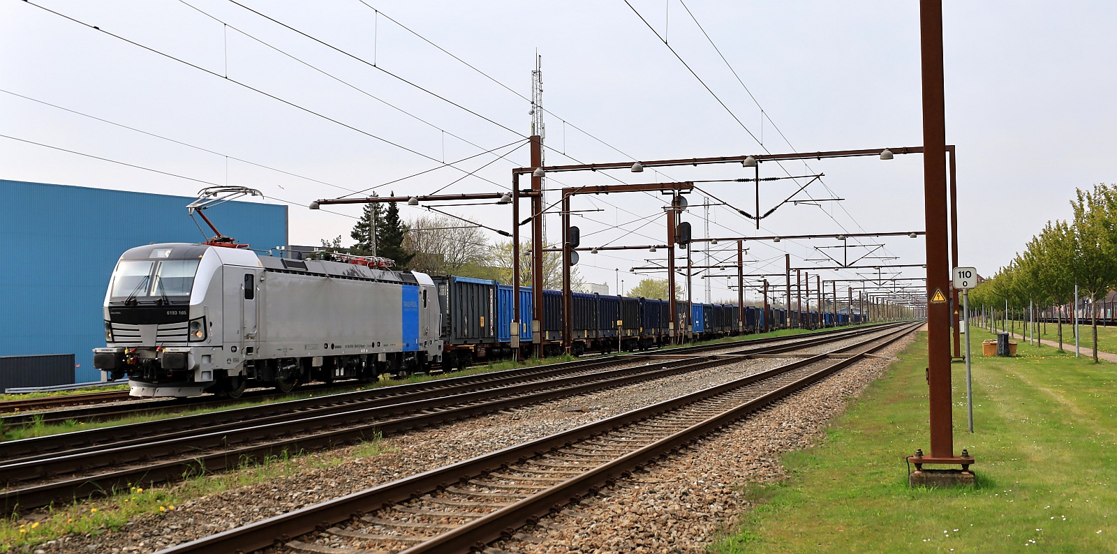 Railpool i.E für TXL 6193 165-8 verlässt mit dem  Müllzug  Pattburg gen Süden. 27.04.2024