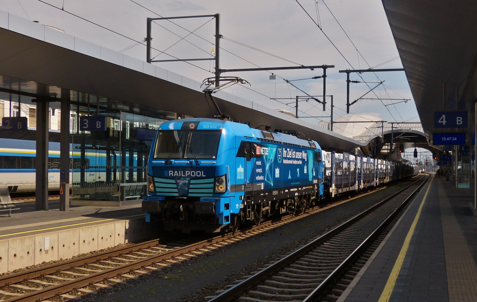 Railpool Lok 193 813 zieht einen langen Autozug durch den Bahnhof von Graz. 02.06.2023