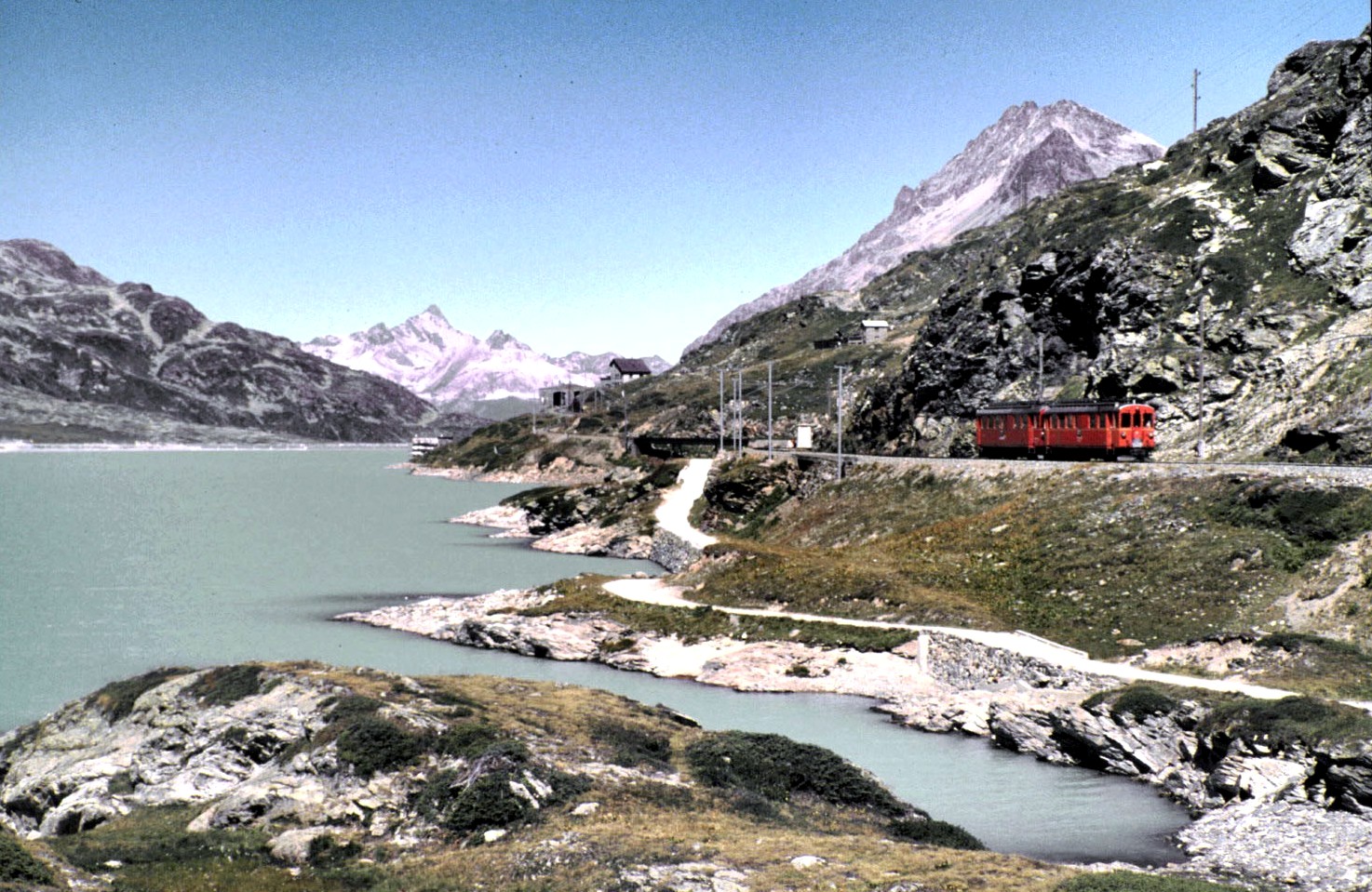 RhB ABe 4/4 I Nr.31 und Nr.32 bei Bernina Hospiz im August 1990.