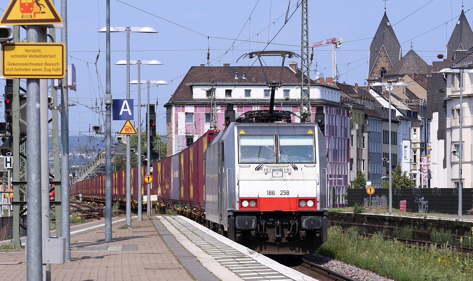 RP 186 258-0 REV/KS/15.12.17, Verl/TWA/04.01.25, Verl/TWA/15.12.25 mit ECS Containerzug, Koblenz Hbf 12.08.2025