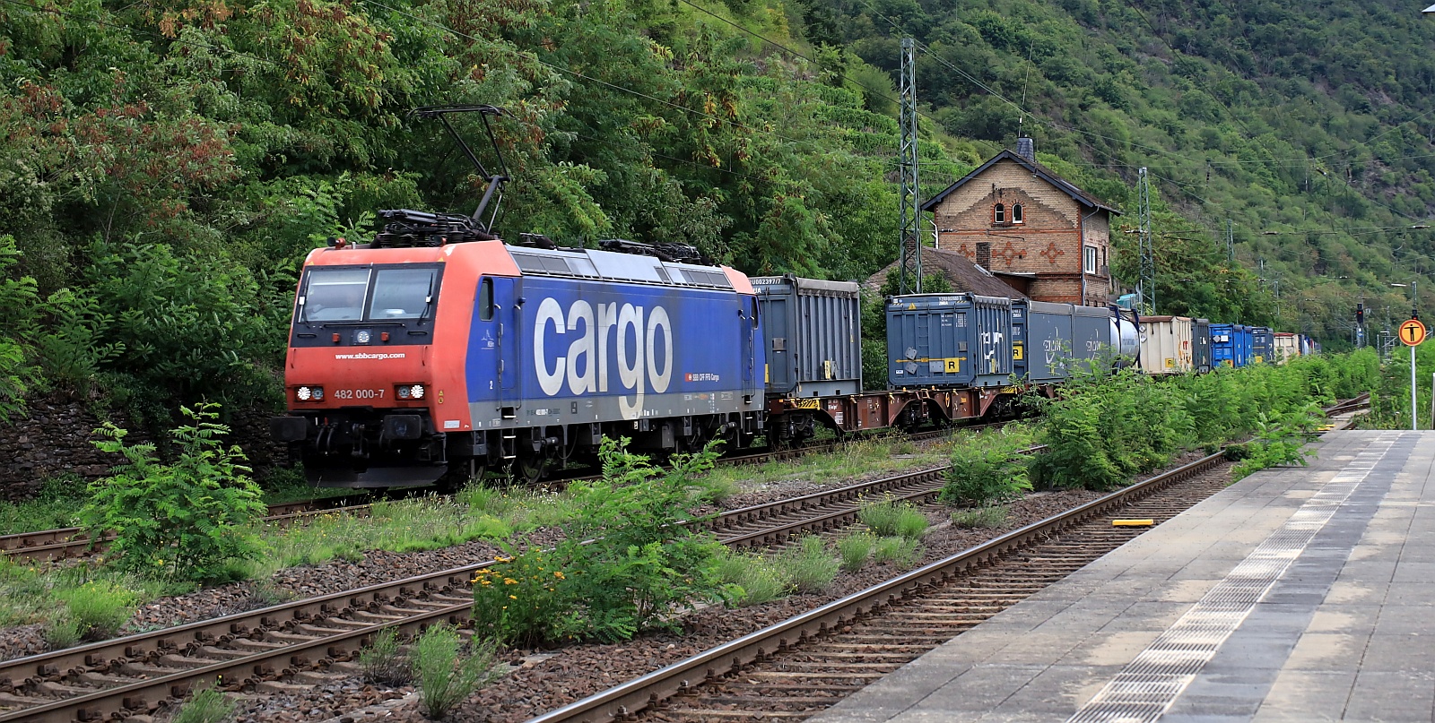 SBB 482 000-7 mit nem Müllzug gen Koblenz unterwegs. Kaub am Rhein 08.08.2025