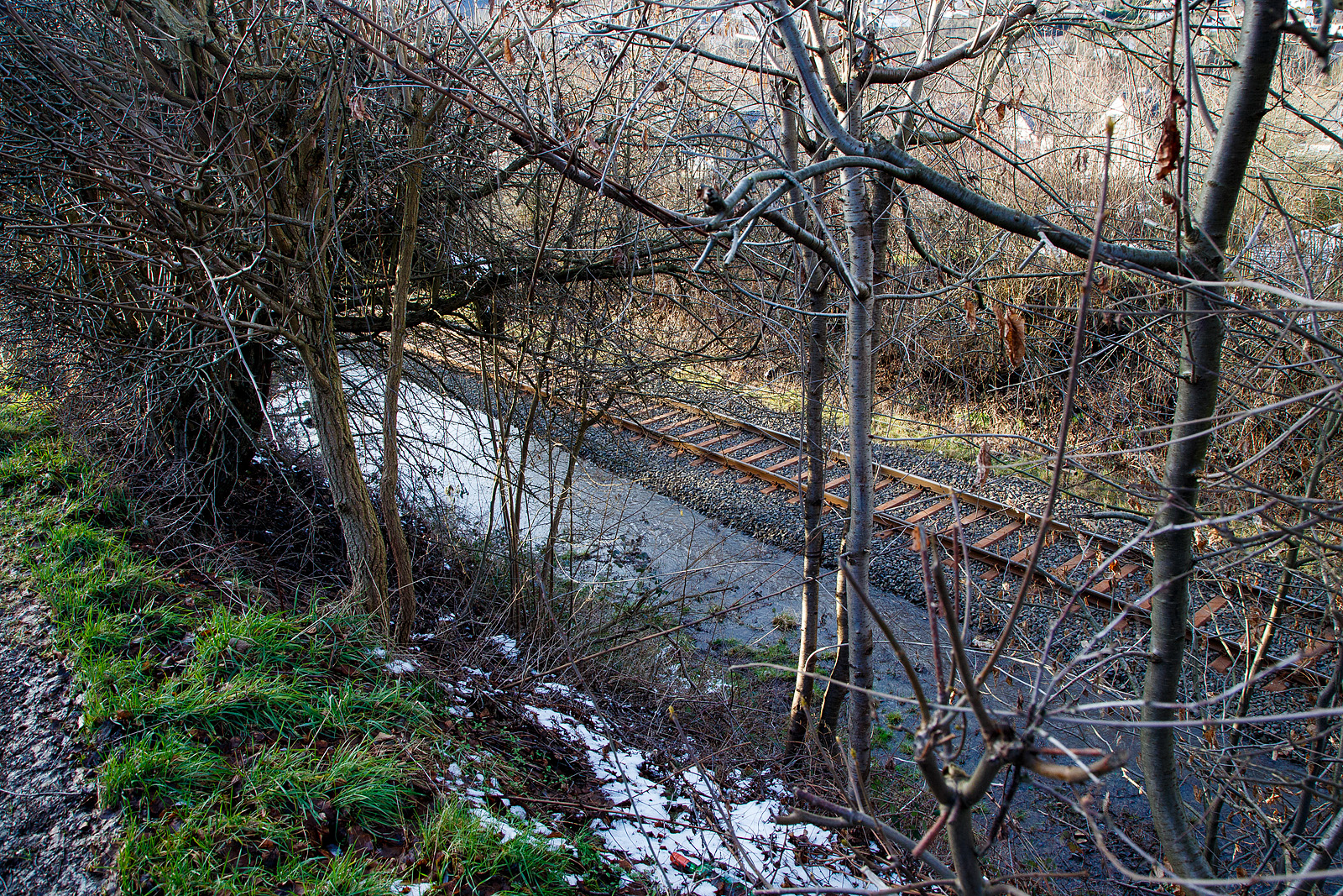 Schlimmer geht immer.....
Totalsperrung der Hellertalbahn (KBS 462 / Strecke 2651)
Nun ist Herdorf Bahntechnisch zur Insel geworden. 
Es gibt seit dem 10.03.23 eine Gleisunterspülung auf der Strecke 2651 bei km 91,0, so ist vorerst auch kein Güterverkehr von Haiger nach Herdorf möglich. Da die Strecke Betzdorf – Herdorf, bereits wegen dem Felsstutz  am 23.12.2022, seitdem gesperrt ist Herdorf nun Bahntechnisch ganz abgeschnitten. 

Eigentlich hatte ich am Mittag (11.03.2023) gedacht das Wasser fließt nun einfach ab. Aber leider war es am Nachmittag noch nicht so, der Wasserstand ist leider nur etwas gesunken. Hier sieht man einen breiten Bach neben dem Gleis.
