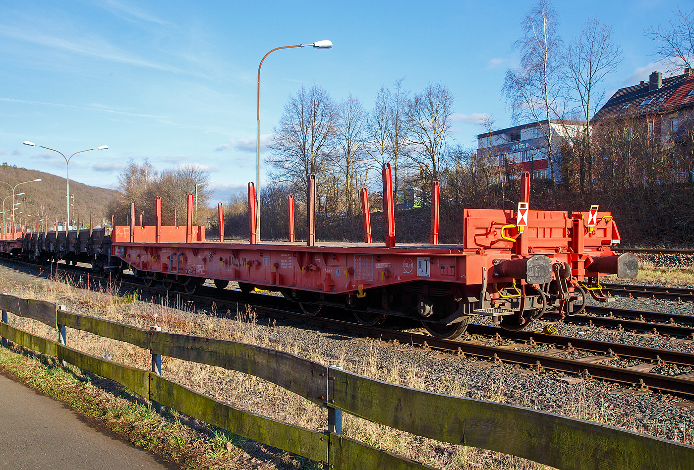 Sechsachsiger Drehgestell-Flachwagen, mit Rungen, Stirnwandklappen und klappbaren Ladeschwellen, jedoch ohne Seitenwandklappen, 31 80 4852 933-9 D-DB, der Gattung Samms 489.1, der DB Cargo AG, abgestellt am 21.02.2013  im Zugverband, auf dem KSW Rbf in Herdorf (Betriebsstätte Freien Grunder Eisenbahn - NE 447).

Der Wagen wurde 2019 von Tatravagonka a.s. in Poprad (Slowakei) unter der Fabriknummer 074 gebaut. Zusammen mit Stahlkunden entwickelt die damalige DB Schenker im Jahre 2007 einen neuen Flachwagen, der auf die Bedürfnisse der Branche noch besser eingeht. Gebaut wurden sie von dem slowakischen Hersteller Tatravagonka Poprad.

Der Wagen dient mit aufgeklappten Ladeschwellen zur Beförderung von schweren Walzprofilen und anderen sperrigen Gütern. Mit eingeklappten Ladeschwellen, also mit ebener Ladeebene, eignet er sich auch zum Transport schwerer Kettenfahrzeuge. Für das Be- und Entladen solcher Fahrzeuge sind befahrbare Stirnwandklappen vorhanden. Die Wagenbrücke ist eine in Rahmenbauweise ausgeführte Schweißkonstruktion, deren Hauptbauteile aus S355J2 (St 52) bestehen. Die Hauptbelastungen werden von den äußeren Langträgern aufgenommen. Das Kopfstück und Untergestell sind so ausgebildet, dass später ohne große Änderungen die AK eingebaut werden kann. Der Fußboden besteht aus Kiefernbohlen mit den Abmessungen 70 x 200 mm; er kann eine Radlast von 5,0 t aufnehmen. Im Fußboden sind 6 geteilte klappbare Ladeschwellen eingebaut, ebenso 6 Zurrpunkte je Längsseite. An den Außenlangträgern sind 26 Bindeösen angebracht.

Das Fahrzeug hat auf jeder Längsseite 6 Einsteckrungen und 6 zusätzliche Rungenschächte, wodurch eine variable Platzierung der Rungen ermöglicht wird (anders als bei den Vorgänger-Modellen). An jeder Stirnseite gibt es je 2 versenkbare Rungen (Fallrungen). Die Stirnwände sind umklappbar.

TECHNISCHE DATEN:
Gattung: Samms 489.1 (Gattungskennzahl 4852)
Spurweite: 1.435 mm (Normalspur)
Länge über Puffer: 16.400 mm
Drehzapfenabstand: 9.150 mm
Radsatzstand in den Drehgestellen: 3.400 mm (2 x 1.700 mm)
Raddurchmesser: 920 mm (neu)
Drehgestell-Typ: BA 714.3
Ladelänge: 15.000 mm
Ladebreite: 2.630 mm (zwischen den Rungen)
Fußbodenhöhe über SO: 1.300 mm
Ladefläche: 46 m²
Eigengewicht: 31.000 kg
Zuladung bei Lastgrenze S: 74,0 t (ab Streckenklasse D)
Zuladung auf DB Netz ab Streckenklasse CE: 89,0 t (max.100 km/h)
Max. Zuladung: 104,0 t (bauartspezifische Tragfähigkeit)
Max. Geschwindigkeit: 100 km/h (beladen) / 120 km/h (leer)
Kleinster Gleisbogenhalbmesser: 75 m
Bauart der Bremse: KE-GP-A (K) max. 88 t
Bremssohle: Cosid 810
Handbremse: Ja
Internationale Verwendungsfähigkeit: TEN-GE