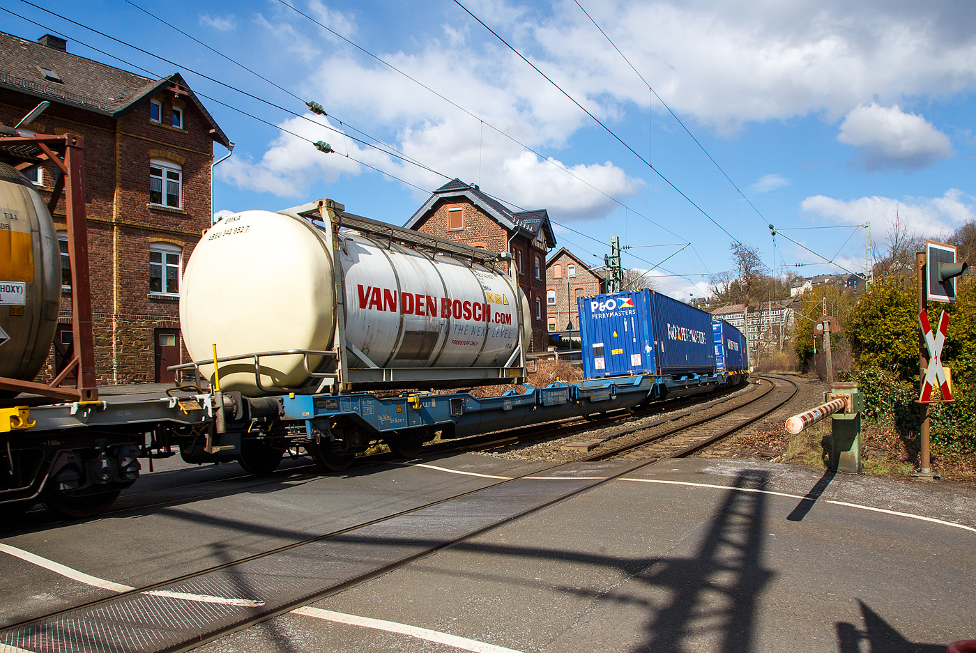 Sechsachsiger Gelenk-Taschenwagen (Doppeltaschenwagen Typ T3000e in Gelenkbauart), 37 80 4956 543-5D-VTGCH, der Gattung Sdggmrss, der VTG Schweiz GmbH (ex NACCO), am 19.03.2021 bei einer Zugdurchfahrt im Zugverband in Kirchen (sieg).

Der Wagen wurde von Tatravagónka a.s. in Poprad (Slowakei) gebaut, die Entwicklung und Konstruktion ist von der  Ferriere Cattaneo SA in Giubiasco (Schweiz). Die Fabrikschilder kann man links am Wagenende erkennen.

Diese Güterwagen sind zum Transport von kranmanipulierbaren Sattelaufliegern und genormten Wechselbehältern / Containern an allen europäischen Eisenbahnstrecken mit Normalspurweite bestimmt, auch bekannt als intermodaler Verkehr.

Technische Daten:
Spurweite: 1.435 mm
Länge über Puffer:34.200 mm
Drehzapfenabstand: 2 x 14.200 mm
Radsatzstand in den Drehgestellen: 1.800 mm
Eigengewicht: 34.300 kg
Max. Zuladung bei Lastgrenze S: 100,0 t (ab Streckenklasse D)
Max. Zuladung bei Lastgrenze SS: 85,0 t (ab Streckenklasse C)
Max. Geschwindigkeit: 100 km/h (Lastgrenze SS und leer 120 km/h)
Ladelänge: 2 x 16.100 mm
Ladehöhe (für Container): 1.155 m
Nutzbare Länge des Raums zwischen den Schutzträger: 10.490 mm
Raumbreite zwischen Längsträgern: min. 2.700 mm
Kleinster befahrbarer Gleisbogen: R = 75 m
Drehgestelle: 1x Y25Ls(s)i1f und 2 x Y25Lssi1-K
Bremse: 2 x DK-GP-A (K), max. 108 t
Bremssohle: Jurid 816 M
Handbremse: Ja, auf das mittlere Drehgestell
Intern. Verwendungsfähigkeit: TEN - GE