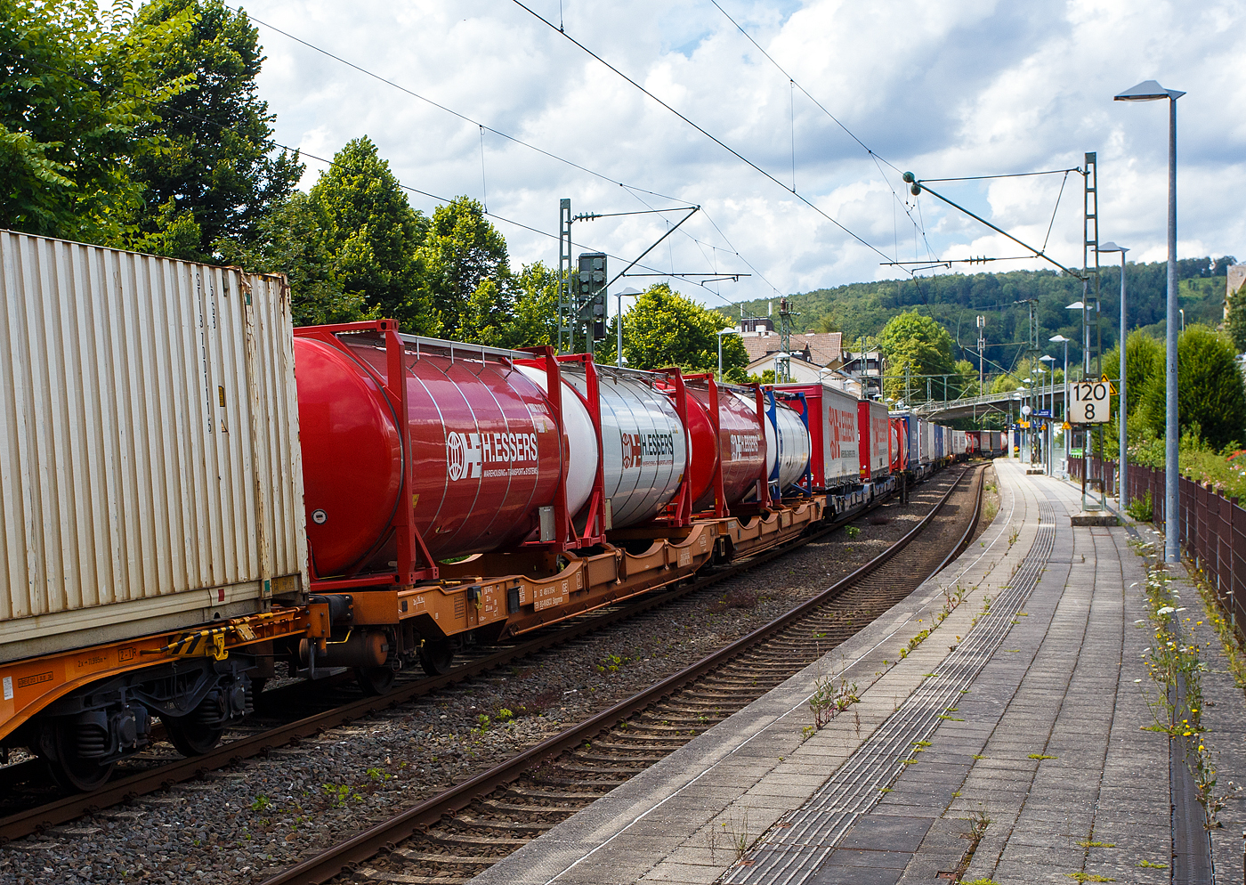 Sechsachsiger Gelenk-Taschenwagen (Doppeltaschenwagen Typ T3000e in Gelenkbauart) 33 52 4956 315-6 BG-WASCO, der Gattung Sdggmrss, der WASCOSA AG (eingestellt in Bulgarien) am 14 Juli 2024 im Zugverband bei der Zugdurchfahrt in Kirchen an der Sieg. Hier beladen mit vier 20 Fuß Tankcontainern.

Diese Güterwagen sind zum Transport von kranmanipulierbaren Sattelaufliegern und genormten Wechselbehältern / Containern an allen europäischen Eisenbahnstrecken mit Normalspurweite bestimmt, auch bekannt als intermodaler Verkehr.

TECHNISCHE DATEN:
Spurweite: 1.435 mm
Länge über Puffer: 34.200 mm
Drehzapfenabstand: 2 x 14.200 mm
Achsabstand im Drehgestellen: 1.800 mm
Laufraddurchmesser: 920 mm (neu) / 860 mm (abgenutzt)
Drehgestelle: 1x Y25Ls(s)i1f und 2 x Y25Lssi1-K
Eigengewicht: 36.300 kg
Max. Zuladung bei Lastgrenze S: 98,7 t (ab Streckenklasse D)
Max. Zuladung bei Lastgrenze SS: 83,7 t (ab Streckenklasse C)
Max. Geschwindigkeit: 100 km/h (Lastgrenze SS und leer 120 km/h)
Kleinster befahrbarer Gleisbogen: R 75 m
Max. Radsatzlast S/SS: 22,5 t / 20 t
Ladelänge: 2 x 16.100 mm
Höhe der Ladeebene (bei Container) über S.O.: 1.155 mm
Bremse: 2 x KE-GP-A
Bremssohle: Jurid 816M
Feststellbremse: Ja (auf ein Drehgestell)
Intern. Verwendungsfähigkeit: TEN GE