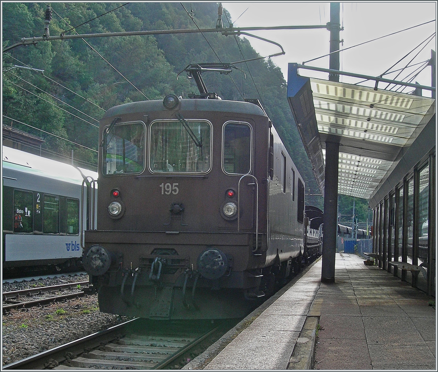 So ungeschickt das Gegenlicht, so erfreulich, dass die BLS Re 4/4 weiterhin im Einsatz ist! auch an diesem Samstag fährt die BLS auf Autotunnelstrecke Brig - Iselle im Stundentakt.
Das Bild zeigt die BLS Re 4/4 195 bei der Ankunft in Iselle. Für dieses Bild musste ich meine klein Knipse (Jahrgang 2008!) durch den Zaun schieben, um zu diesem Bild zu kommen. 

17. August 2024