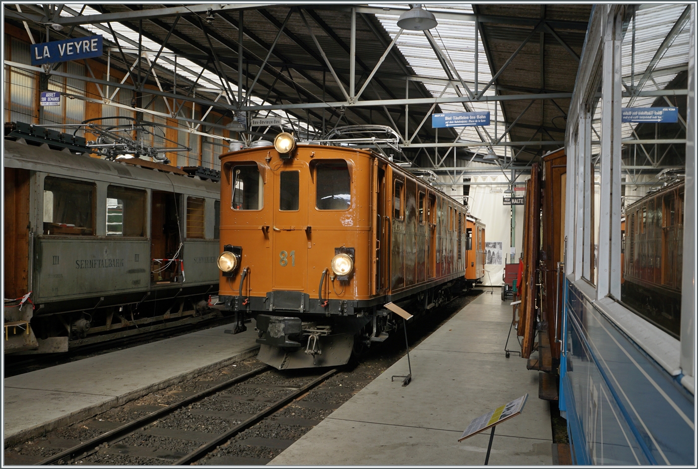 Spät im letzten Herbst kam die schöne Bernina Bahn RhB Ge 4/4 81 der Blonay Chamby Bahn von ihrer Reise in die ehemalige Heimat zurück an die Waadtländer Riviera und konnte zum Saisonabschlussfest  La DER du Blonay Chamby  ausgiebig bewundert werden; hier steht die Lok im  Museum . 

30.10.2022