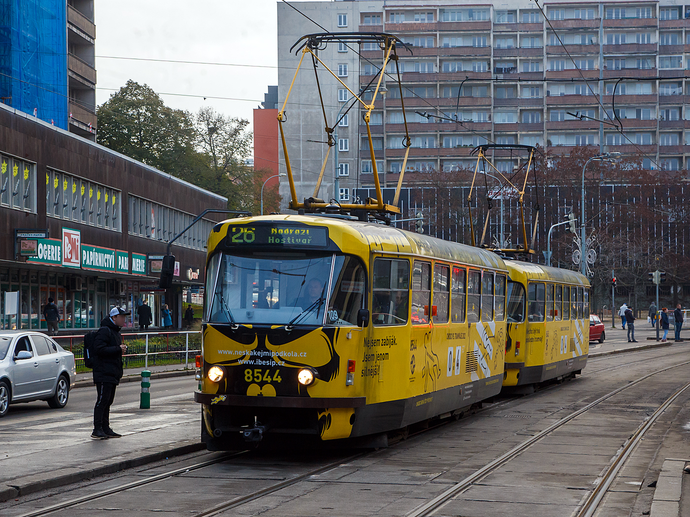 Straßenbahn Prag, die beiden ČKD Tatra T3R.P Triebwagen DPP 8544 gekuppelt mit dem DPP 8545 erreichen am 23.11.2022 als Linie 26 die Station Olšanské náměstí.

Die beiden Wagen wurden 2007 in der Prager Hauptwerkstatt UDDP umgebaut zum Typ T3R.P umgebaut / modernisiert. Bei der Modernisierung erfolgten folgende Umbauten an den Wagen:
• neue Innenverkleidung,
• neue ANNAX-Anzeigen, sowie Anzeige der nächsten Haltestelle,
• neue digitale Linienverlaufsanzeige mit Angabe der nächsten 9 Haltestellen,
• neue Bestuhlung,
• neue TV-Progress Steuerung,
• Einbau von Türöffner an allen Türen,
• neuer Fußboden.

Der TW 8544 entstand aus dem ex T3 (TW 6842), dieser wurde 1973 ČKD Tatra in Prag unter Fabriknummer 162 476 gebaut. Der TW 8545 entstand aus dem ex T3SUCS (TW 7272), dieser wurde 1990 ČKD Tatra in Prag unter Fabriknummer	 178 394 gebaut.
