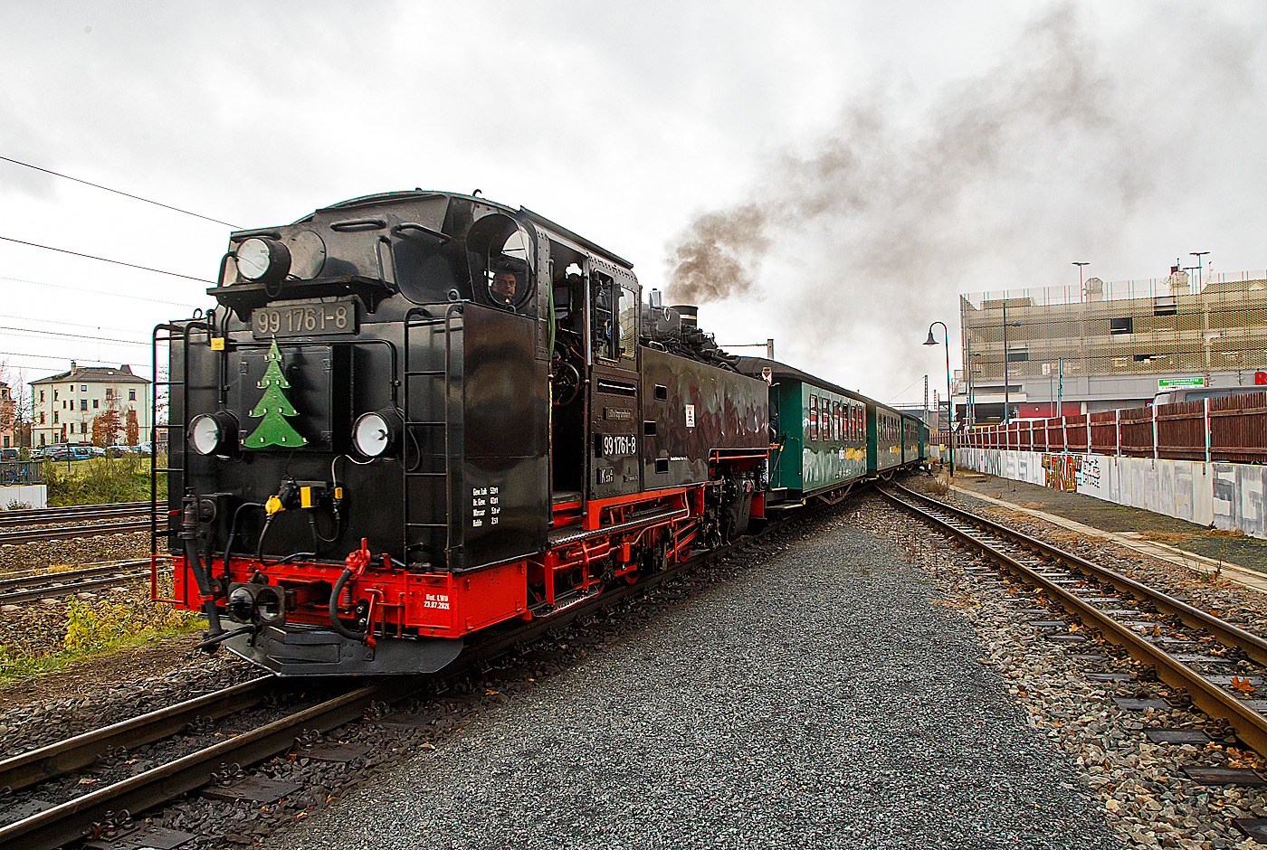 Tender voraus, erreicht die s�chsische VII K (Altbau) 99 1761-8 am 07.12.2022 mit dem L��nitzdackel (L��nitzgrundbahn) wieder Radebeul Ost. 

Die 750 mm-schmalspurige Dampflok der Altbau-Baureihe 99.73-76 wurde 1933 von der BMAG - Berliner Maschinenbau-Actien-Gesellschaft vormals L. Schwartzkopff in Berlin unter der Fabriknummer 10152 gebaut und als 99 761 an die DRG - Deutsche Reichsbahn-Gesellschaft geliefert.

Weitere Lebenslauf und Nummerierungen:
1933 bis 1970 - DRG / DRB / DR 99 761 
1970-1992 - DR 99 1761-8 
1992-1994 - DR 099 734-6 
1994-2004 - DB 099 734-6 
2004-2007 - BVO 99 1761-8 (Busverkehr Ober- und Westerzgebirge Bahn GmbH)
seit 2007- SDG 99 1761-8 (S�chsische Dampfeisenbahn Gesellschaft mbH)
Im Jahr 1964 bekam sie im Raw Cottbus einen Neubaukessel (Baujahr 1964, Fabriknummer 15).

Die 5-fach-gekuppelten Lokomotiven der Baureihe 99.73–76 waren Einheitslokomotiven der Gattung K 57.9  der Deutschen Reichsbahn f�r die s�chsischen Schmalspurbahnen. Zusammen mit der Nachfolgebauart Baureihe 99.77–79 stellen die Lokomotiven die st�rksten Schmalspurlokomotiven f�r 750 mm-Spurweite in Deutschland dar.

Obwohl mit der f�nffach gekuppelten Baureihe 99.67–71 schon eine recht leistungsf�hige Lokomotive f�r den Betrieb auf den Gebirgsstrecken im Erzgebirge vorhanden war, bestand auch weiterhin Bedarf an einer besonders leistungsstarken Bauart. So gelang es der neu gegr�ndeten Reichsbahndirektion Dresden, die Beschaffung einer Einheitslokomotive f�r 750 mm-Spur durchzusetzen. Das Vereinheitlichungsb�ro der Deutschen Lokomotiv-Vereinigung in Berlin-Tegel erarbeitete den Entwurf f�r die Konstruktion.

Die erste Serie von 13 Lokomotiven fertigte die S�chsische Maschinenfabrik vormals Richard Hartmann in Chemnitz. Laut Liefervereinbarung sollte die S�chsische Maschinenfabrik noch weitere Loks liefern, durch den Konkurs und die Liquidation des Unternehmens 1930 ging dieser Auftrag an die Berliner Maschinenbau AG vormals Schwartzkopff (BMAG) �ber. 1928 wurden sieben und 1933 noch weitere zw�lf Lokomotiven von der BMAG geliefert. Die damals hochmodernen Lokomotiven entsprachen in ihrer Konstruktion den regelspurigen Einheitslokomotiven. Die Lokomotiven erf�llten die Erwartungen. Mit Vorspann war es nun m�glich, auch �berlange Schmalspurz�ge mit bis zu 56 Achsen bergw�rts zu bef�rdern.

1945 mussten zehn Lokomotiven als Reparationsleistung an die Sowjetunion abgegeben werden. Zudem erhielten die Loks dort auch einige, bauliche �nderungen. Die hintere Laufachse wurde entfernt, und sie wurden alle auf �lfeuerung umgebaut und mit Schlepptendern ausger�stet. Zwischen 1975 und 1979 wurden alle Maschinen der UdSSR ausgemustert. Es waren die Loks 733, 736, 737, 744, 748, 751, 752, 753, 755 und 756. Demgegen�ber stand eine enorme Zunahme der Verkehrsleistung auf den Schmalspurbahnen im Erzgebirge durch den neu aufgenommenen Uran-Bergbau der SDAG Wismut. Um dem daraus resultierenden Lokomotivmangel abzuhelfen, entstand ab 1952 eine �hnliche Nachfolgebauart beim VEB Lokomotivbau Karl Marx in Babelsberg als Baureihe 99.77–79.

Ende der 1960er Jahre mussten wegen Sch�den an den Kesseln die ersten Lokomotiven ausgemustert werden. Zehn Lokomotiven erhielten neue, geschwei�te Kessel und wurden auch weiterhin auf ihren Stammstrecken eingesetzt. Die 99 1760 wurde 1992 auf �lhauptfeuerung umgebaut.

Technische Merkmale:
Die f�nffach gekuppelten Lokomotiven haben einen Barrenrahmen und verf�gen �ber in Bisselgestellen gelagerte Laufachsen. Als Treibachse dient die fest gelagerte dritte Achse, welche anfangs geschw�chte Spurkr�nze aufwies. Nach 1945 wurden die Spurkr�nze dann v�llig entfernt, um die Bogenl�ufigkeit weiter zu verbessern. Die zweite und die f�nfte Kuppelachse waren seitenverschiebbar. Der feste Achsstand betrug anfangs 3.000 Millimeter, wurde dann aber sp�ter auf 4.000 Millimeter verl�ngert. Wie f�r alle Einheitslokomotiven typisch, wurden die Lokomotiven 99 731 bis 99 750 mit Kolbenspeisepumpe und einen quer �ber der Rauchkammer eingebauten Knorr-Oberfl�chenvorw�rmer geliefert. Die 99 751 bis 99 762 wurden dagegen mit Abdampfinjektor Bauart Friedmann geliefert, sp�ter jedoch ebenfalls auf Knorr-Vorw�rmer umgebaut. Die zweite Kesselspeisevorrichtung ist eine saugende Dampfstrahlpumpe. Der Langkessel bestand aus zwei Sch�ssen.

Wegen der damals noch teilweise gebr�uchlichen Heberleinbremse erhielten die Lokomotiven ab Werk auch die daf�r erforderliche Ausr�stung mit Rollenf�hrungen und Haspel. Die Lokomotive selbst bekam eine Knorr-Druckluftbremse, welche �ber die Saugluftbremse f�r den Wagenzug angesteuert wird. Als die ersten Lokomotiven 1928 ausgeliefert wurden, war schon geplant, die veraltete Trichterkupplung durch die Scharfenbergkupplung abzul�sen. So erhielten die ersten Lokomotiven zun�chst Trichterkupplungen. Diese wurden sp�ter problemlos gegen die neuen Kupplungen getauscht.

TECHNISCHE DATEN:
Bauart:  1’E1’ h2t
Gattung:  K 57.9
Spurweite:  750 mm
L�nge �ber Kupplung:  10.540 mm
H�he:  3.570 mm
Fester Radstand:  4.000 mm
Gesamtradstand:  7.600 mm
Kleinster befahrbarer Radius:  50m
Leergewicht:  44,3 t
Dienstgewicht:  56,7 t
Reibungsmasse:  46,1 t
H�chstgeschwindigkeit:  30 km/h
Indizierte Leistung:  600 PSi, 441 kW
Anfahrzugkraft:  83,35 kN
Steuerungsart:  Heusinger
Zylinderanzahl:  2
Kessel�berdruck:  14 bar
Wasservorrat:  5,80 m�
Brennstoffvorrat:  2,5 t Kohle
Lokbremse:  Knorr-Druckluftbremse, urspr�nglich saugluftgesteuert, mit Zusatzbremse
Zugbremse:  K�rting-Saugluftbremse, anfangs Heberleinbremse, heute Knorr-Druckluftbremse
Zugheizung:  Dampf
Kupplungstyp:  Scharfenbergkupplung
