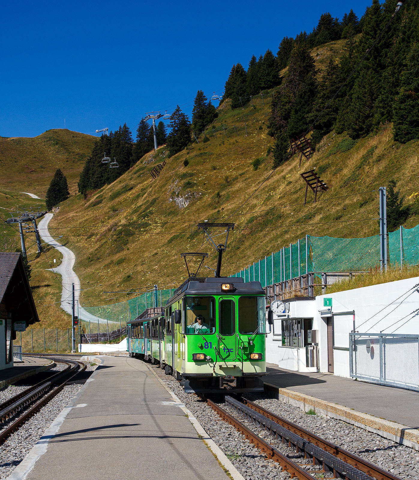 TPC 125 Jahre BVB! (Les TPC célèbrent les 125 ans du BVB!):
Der tpc BVB BDeh 4/4 – 81 „Gryon“ ein elektrischer Personentriebwagen mit Gepäckabteil für den gemischtem Adhäsions- und Zahnradbetrieb der Bex–Villars–Bretaye-Bahn, erreicht mit dem Pendelzug am 10 September 2023 den Bergbahnhof Col-de-Bretaye (1.808 m ü. M.). Hinter den Triebwagen sind die beiden Steuerwagen tpc BVB Bt 61(ex BVB B 53) und der Steuerwagen tpc BVB Bt 63.
