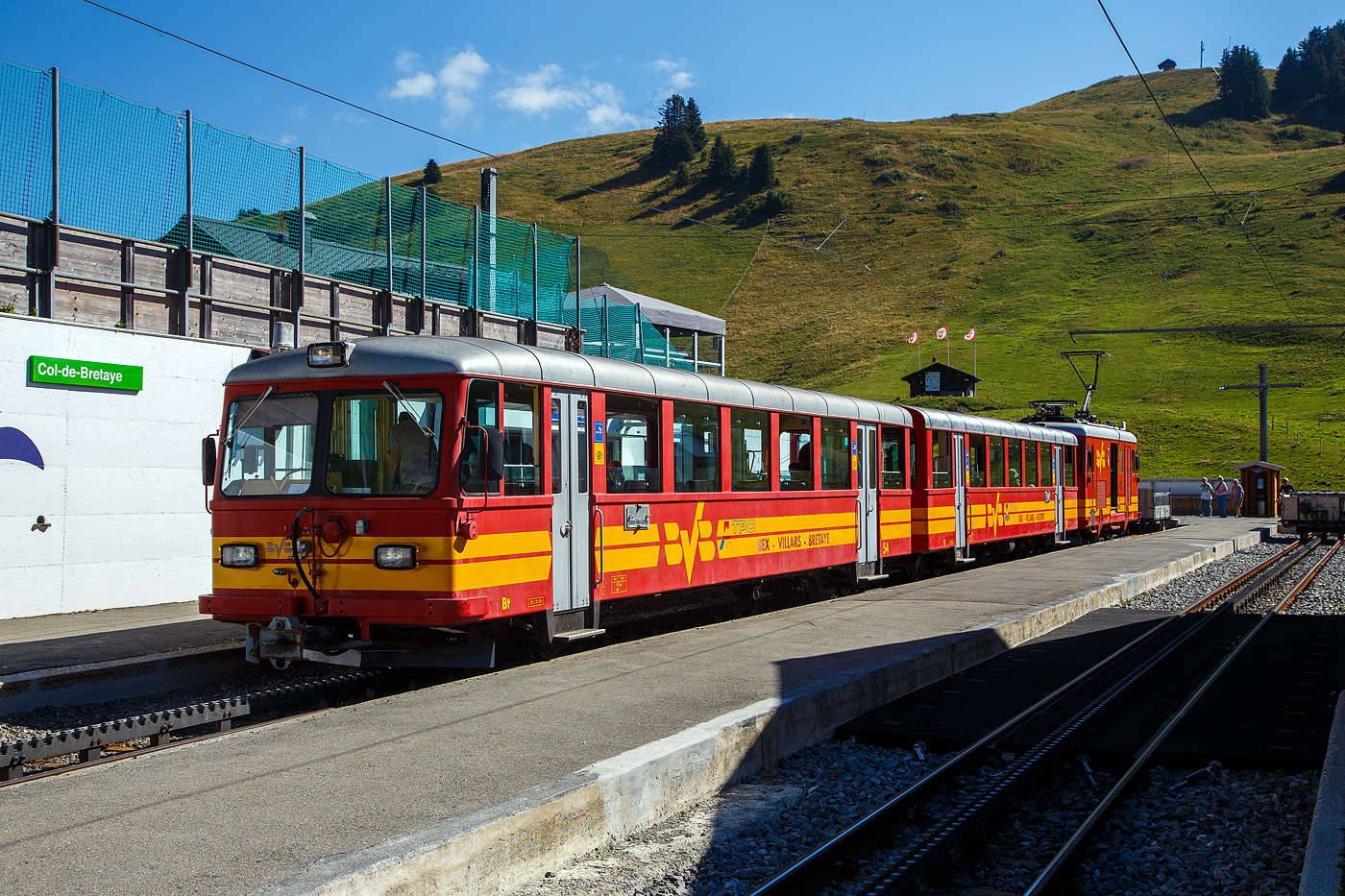 TPC 125 Jahre BVB! (Les TPC célèbrent les 125 ans du BVB!):
Der historische BVB (Bex–Villars–Bretaye-Bahn) Personenzug, bestehend aus dem Steuerwagen tpc BVB Bt 54, dem Personenwagen tpc BVB B 51 und der BVB HGe 4/4 32 „Villars“, am 10 September 2023 im Bergbahnhof Col-de-Bretaye (1.808 m ü. M.).

Hier die Strecke der BVB führt hinauf zum Col-de-Bretaye auf 1.808 m ü. M. und ist so der höchste Bahnhof der tpc, mit einer maximalen Neigung von 200 ‰ ist die BVB aber nicht die steilste Strecke, das ist die AL- Aigle-Leysin-Bahn mit 230 ‰ Steigung.