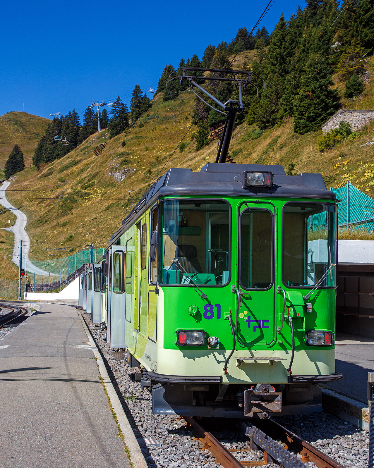 TPC 125 Jahre BVB! (Les TPC célèbrent les 125 ans du BVB!):
Der tpc BVB BDeh 4/4 – 81 „Gryon“, ein elektrischer Personentriebwagen mit Gepäckabteil für den gemischtem Adhäsions- und Zahnradbetrieb, der Bex–Villars–Bretaye-Bahn, steht am 10 September 2023 mit einem Pendelzug im Bergbahnhof Col-de-Bretaye (1.808 m ü. M.). Hinter dem Triebwagen sind die beiden Steuerwagen tpc BVB Bt 61(ex BVB B 53) und der Steuerwagen tpc BVB Bt 63.