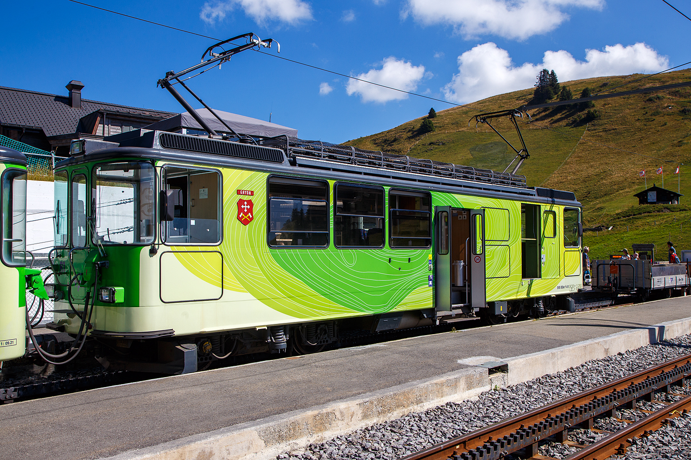 TPC 125 Jahre BVB! (Les TPC célèbrent les 125 ans du BVB!):
Der tpc BVB BDeh 4/4 – 81 „Gryon“, ein elektrischer Personentriebwagen mit Gepäckabteil für den gemischtem Adhäsions- und Zahnradbetrieb, der Bex–Villars–Bretaye-Bahn, am 10 September 2023 im Bergbahnhof Col-de-Bretaye (1.808 m ü. M.). Hinter dem Triebwagen sind die beiden Steuerwagen tpc BVB Bt 61(ex BVB B 53) und der Steuerwagen tpc BVB Bt 63.

Der Triebwagen wurde1976 von SWP (Schindler Waggon AG) in Pratteln gebaut, die SLM (Schweizerischen Lokomotiv- und Maschinenfabrik) in Winterthur lieferte die Drehgestelle mit der Zahnradtechnik und die Elektrik ist von SAAS (Société Anonyme des Ateliers de Sécheron in Genf, später ABB). Ein Jahr später (1977) folgte der BDeh 4/4 82 „Ollon“, 1987 folgte dann noch der BDeh 4/4 83 „Bex“ dieser wurde aber von ACMV/SLM/BBC gebaut.
 
TECHNISCHE DATEN: 
Spurweite: 1.000 mm (Meterspur)
Achsfolge: Bo'zz Bo'zz
Zahnstangensystem: Abt
Länge über Puffer: 15.400 mm
Eigengewicht: 35,6  t
Max. Ladegewicht: 
Maximale Neigung Adhäsion: 57 ‰
Maximale Neigung Zahnstange: 200 ‰
Höchstgeschwindigkeit (Adhäsion): 40 km/h
Höchstgeschwindigkeit (Zahnrad): 20 km/h Berg auf / 15 km/h (Talfahrt)
Leistung: 720 kW
Fahrleitungsspannung: 700 V = 
Sitzplätze: 24
Stehplätze: 26
Bremse: Frein P

Hier die Strecke der BVB führt hinauf zum Col-de-Bretaye auf 1.808 m ü. M. und ist so der höchste Bahnhof der tpc, mit einer maximalen Neigung von 200 ‰ ist die BVB aber nicht die steilste Strecke, das ist die AL- Aigle-Leysin-Bahn mit 230 ‰ Steigung.
